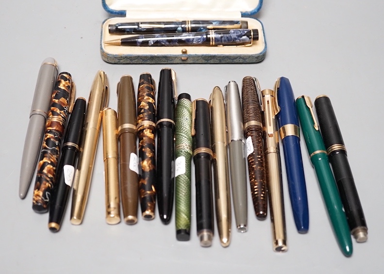 A quantity of fountain pens,19 in total.