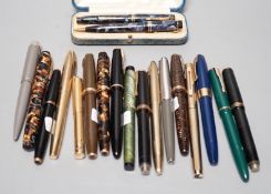 A quantity of fountain pens,19 in total.