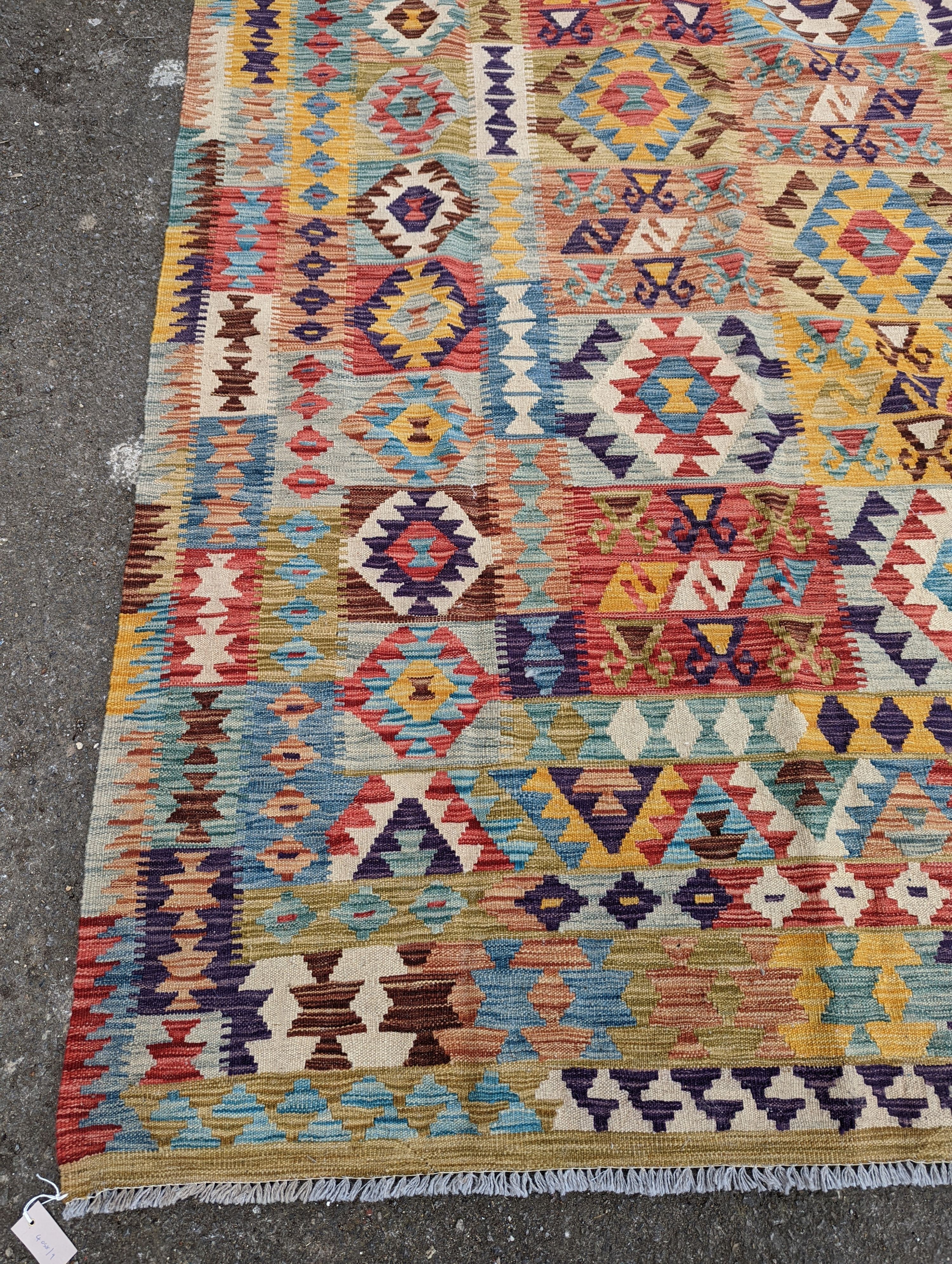 A contemporary Anatolian design Kilim flatweave carpet, approx. 300 x 200cm) - Image 2 of 5