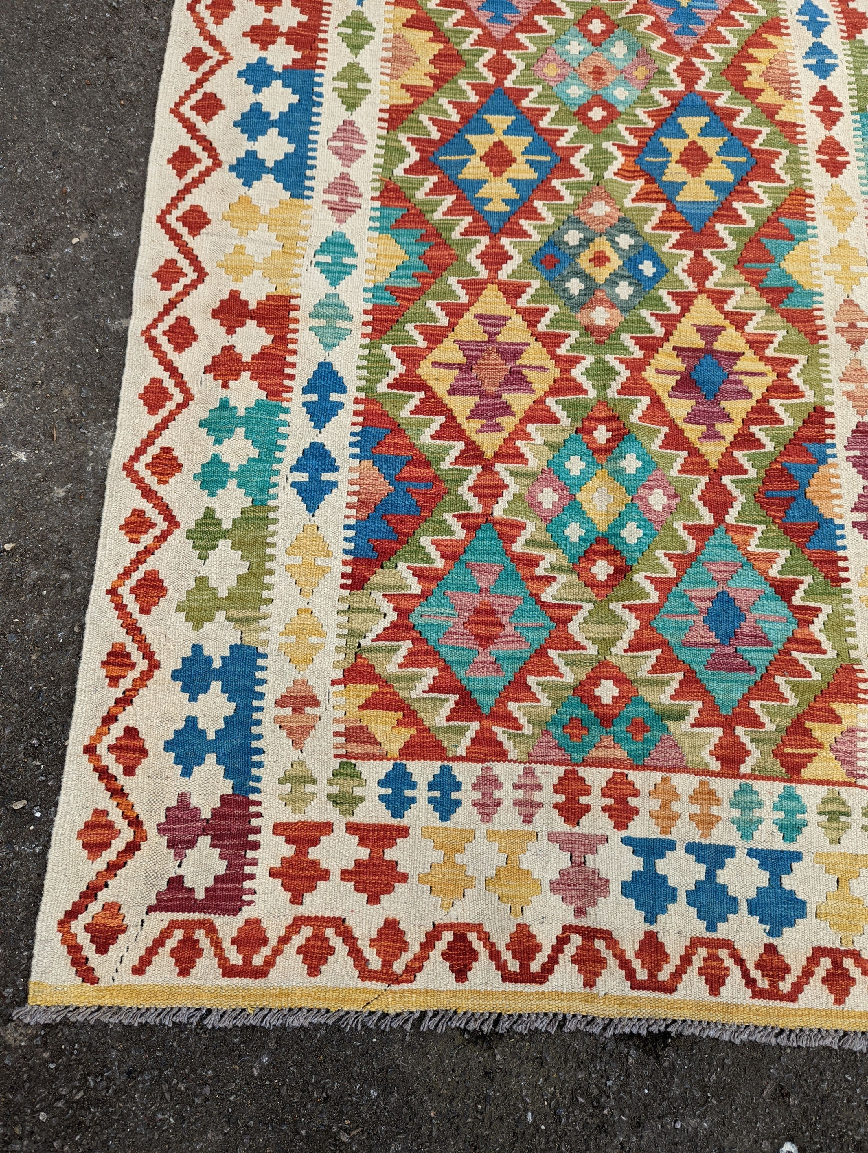 An Anatolian design Kilim flatweave rug, 172 x 124cm - Image 2 of 5