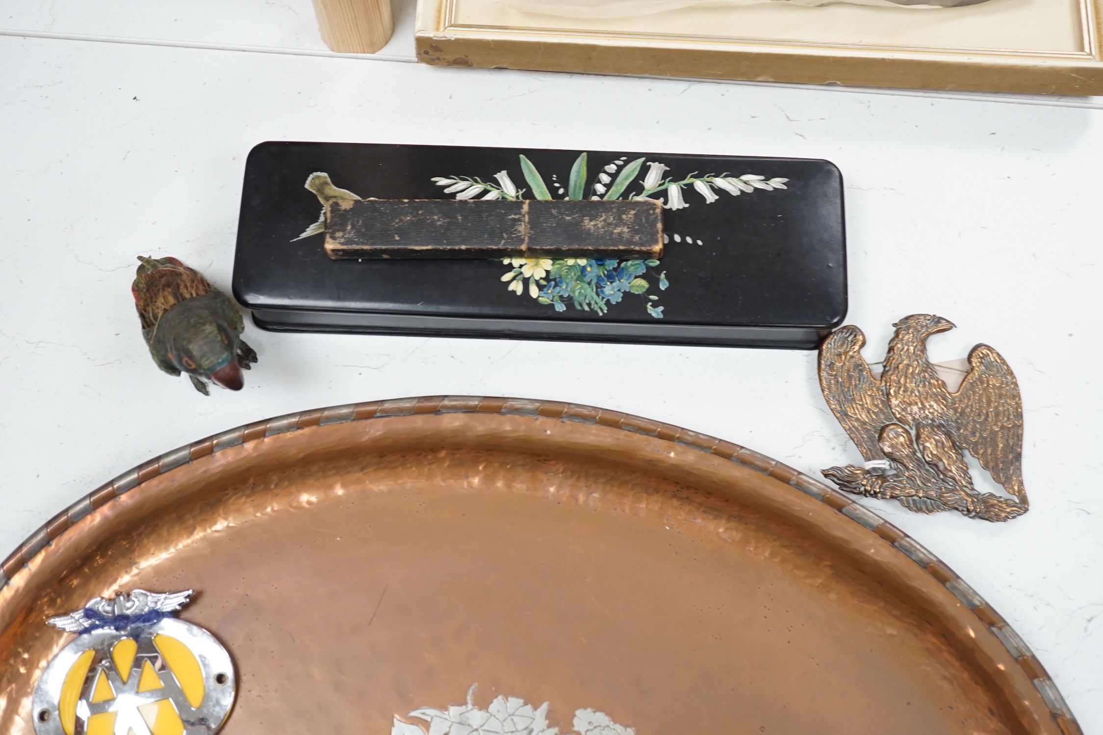 A large oval copper tray, cold-painted spelter parrot and four other items - Bild 3 aus 5