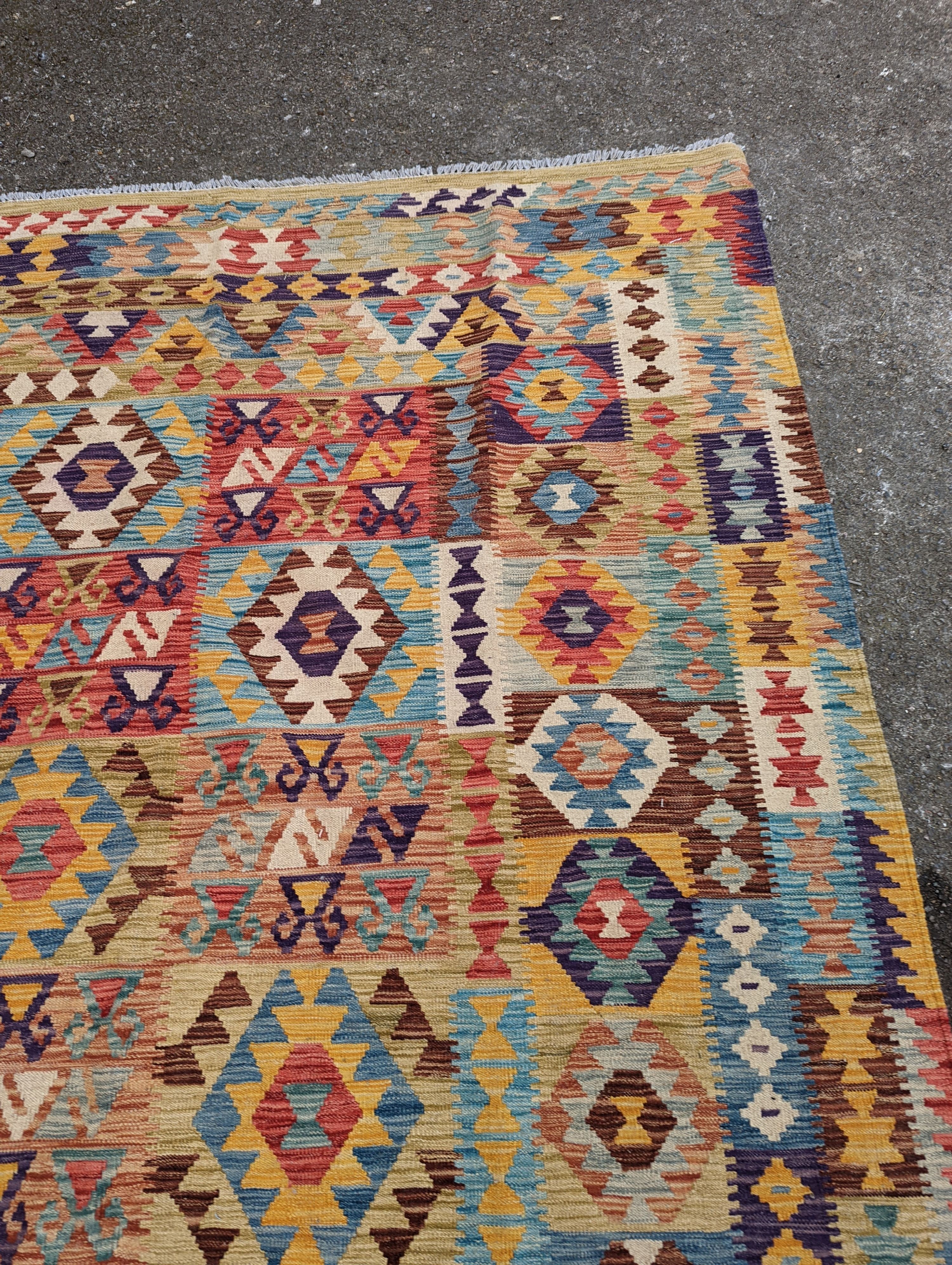 A contemporary Anatolian design Kilim flatweave carpet, approx. 300 x 200cm) - Image 4 of 5