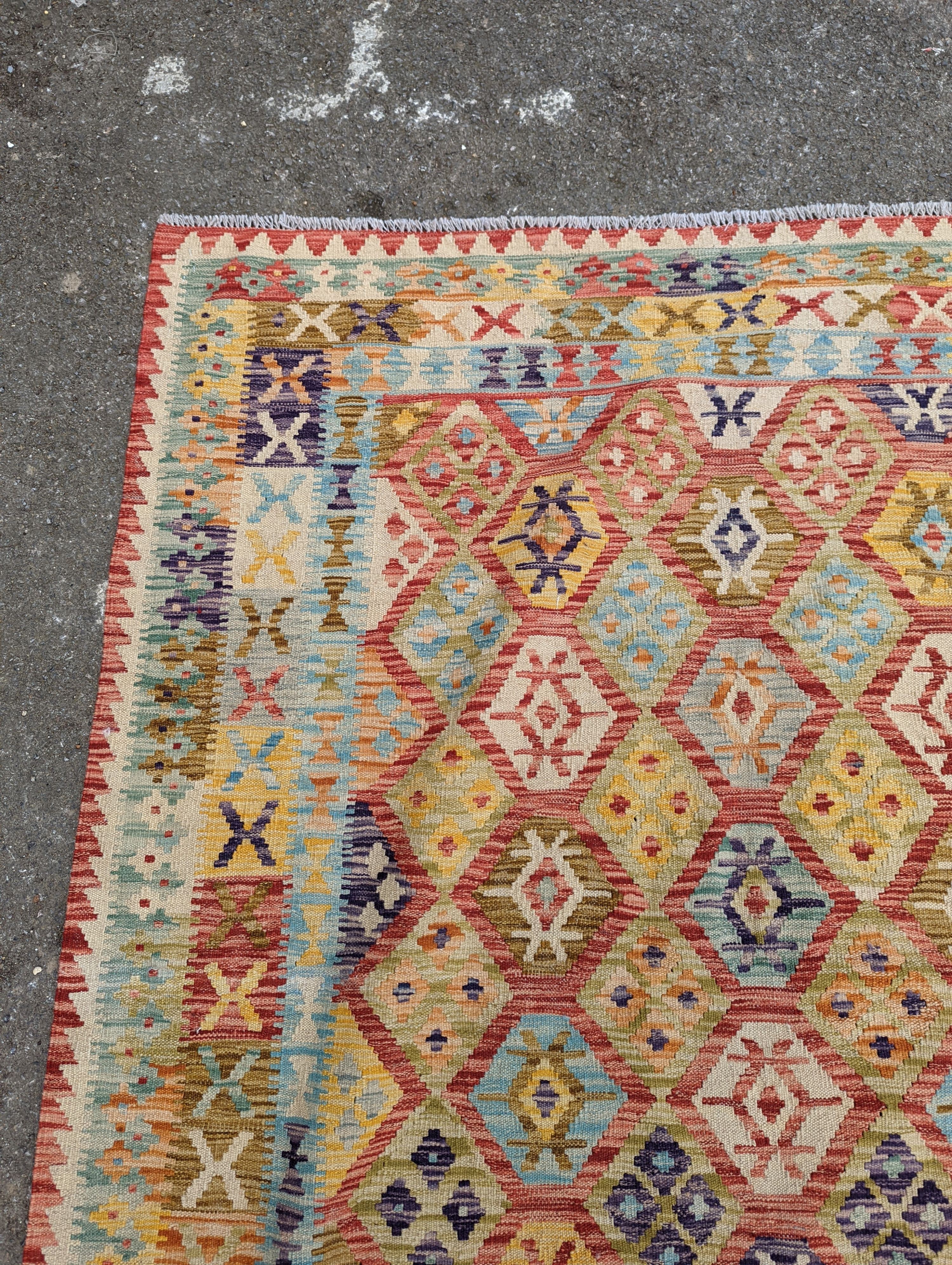 An Anatolian design Kilim carpet, approx. 200 x 160cm - Image 5 of 5