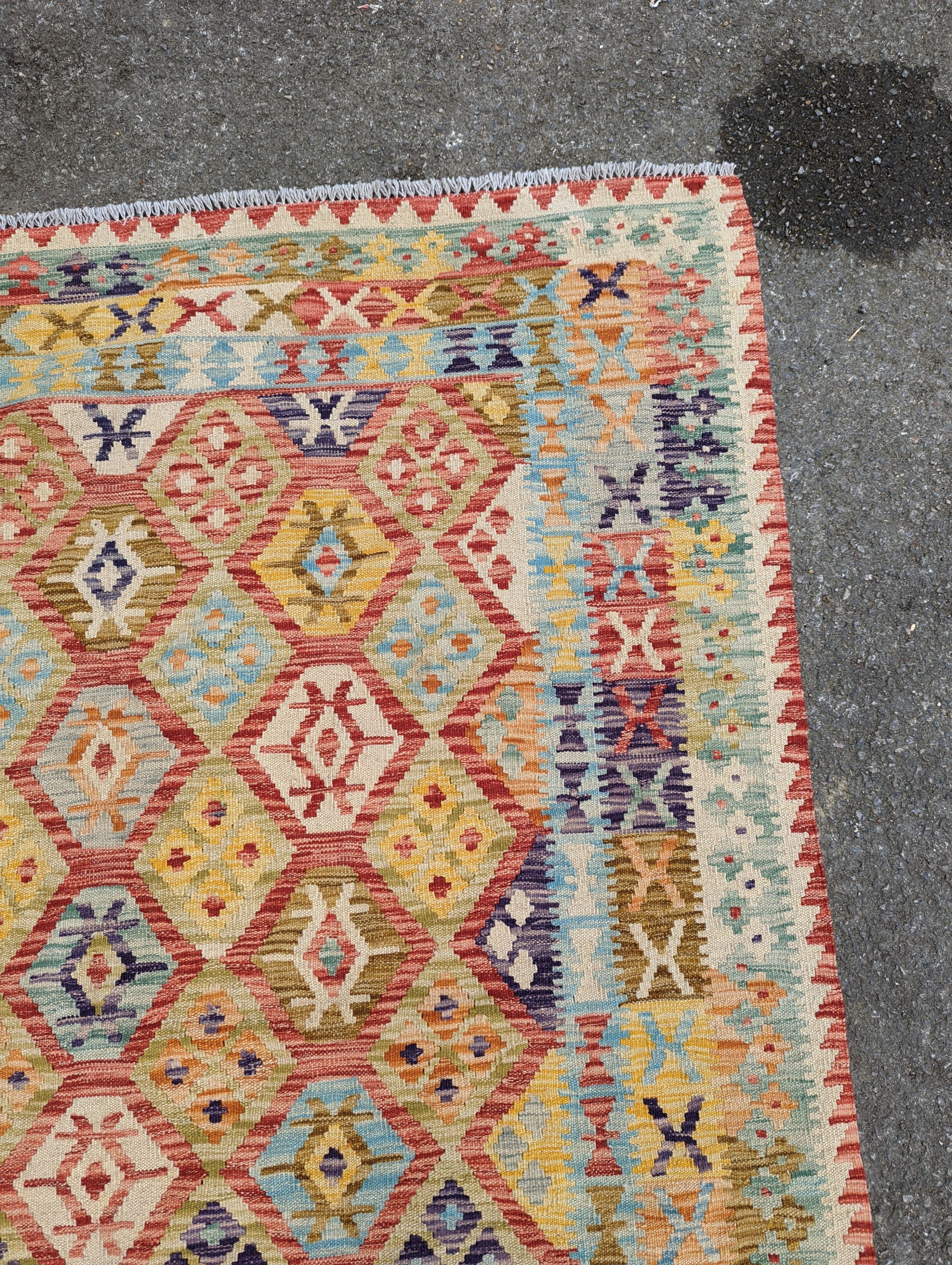 An Anatolian design Kilim carpet, approx. 200 x 160cm - Image 4 of 5