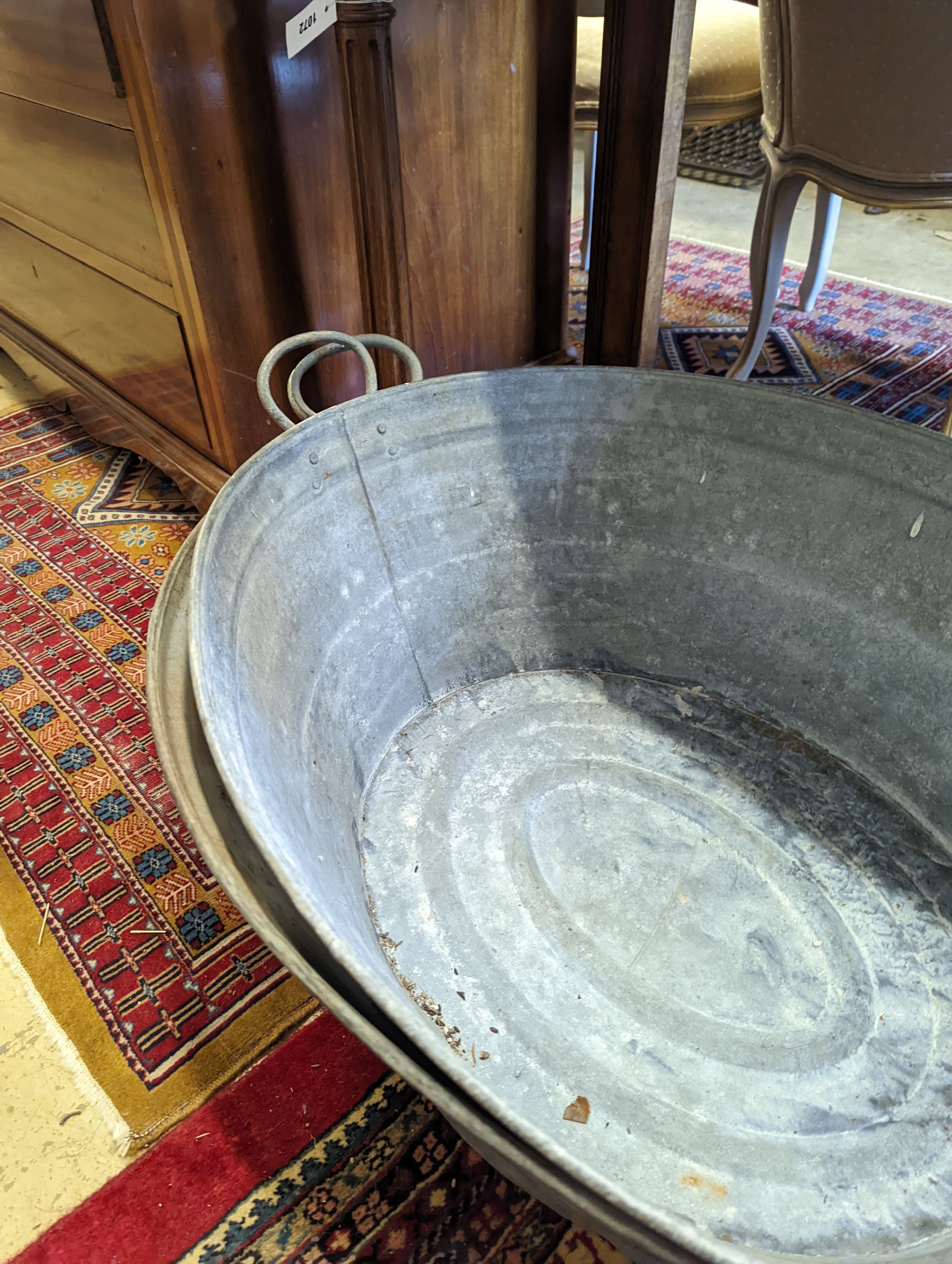 Two large oval galvanised tubs, larger width 89cm - Bild 3 aus 3