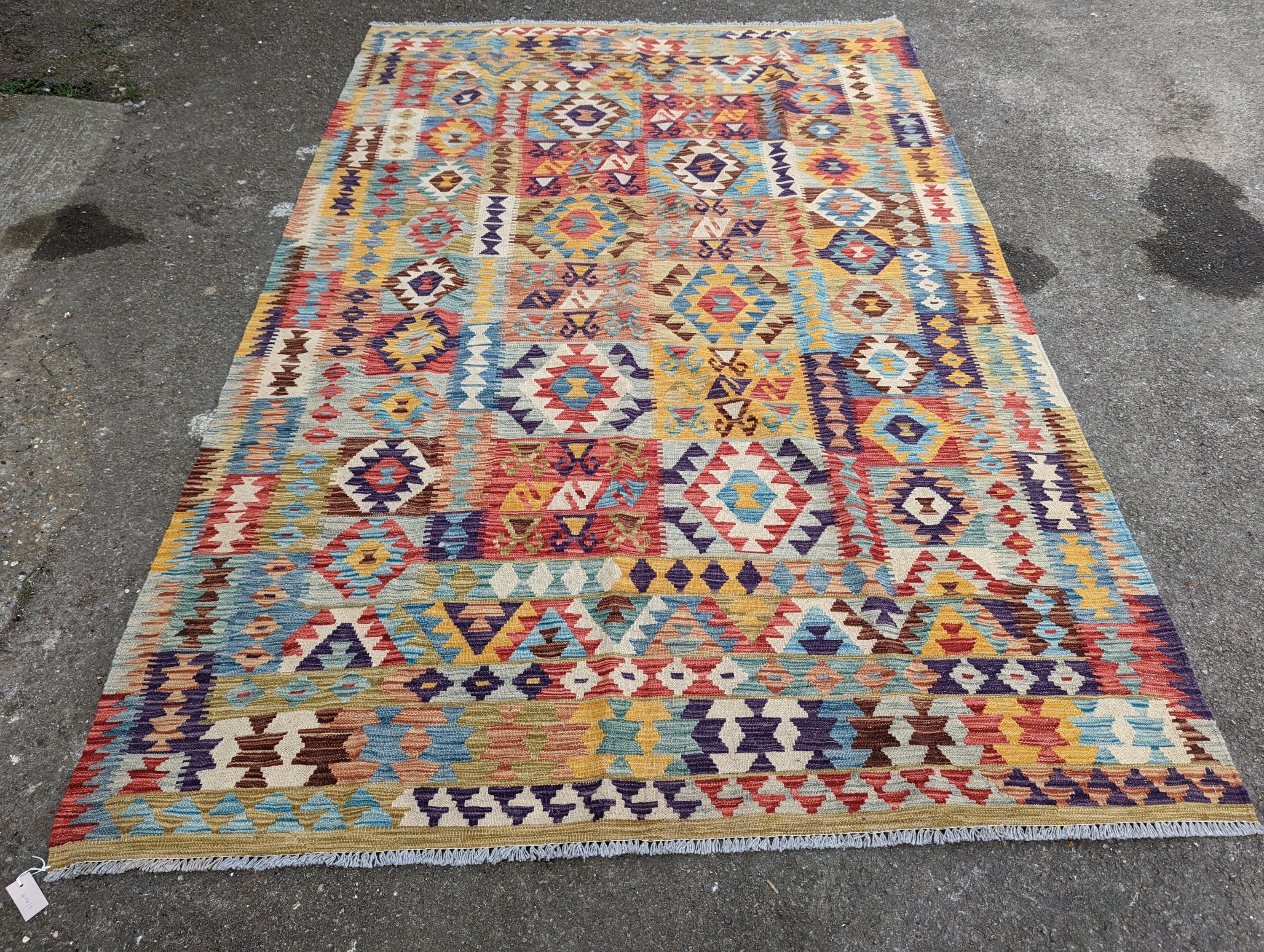 A contemporary Anatolian design Kilim flatweave carpet, approx. 300 x 200cm)