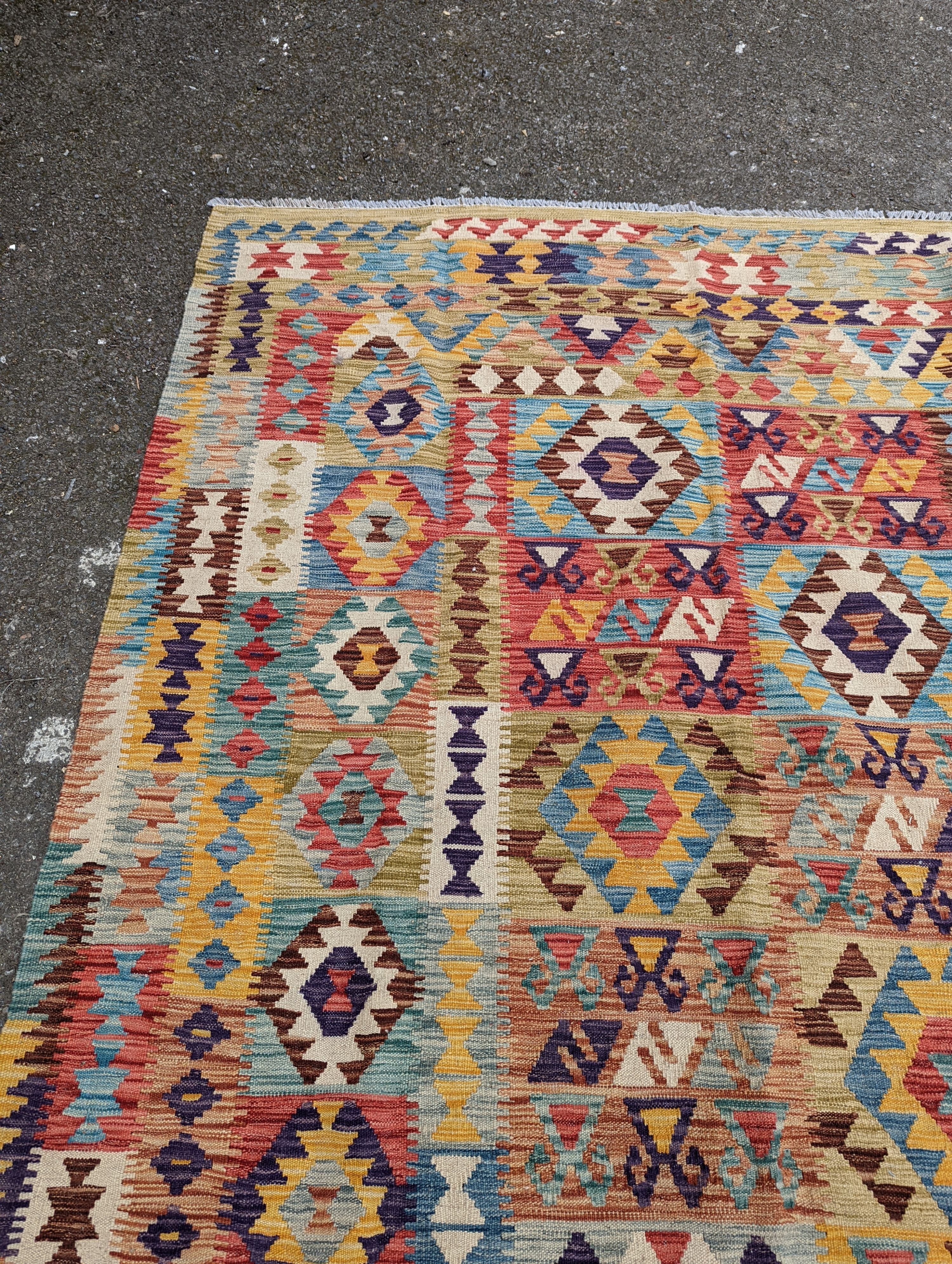 A contemporary Anatolian design Kilim flatweave carpet, approx. 300 x 200cm) - Image 5 of 5