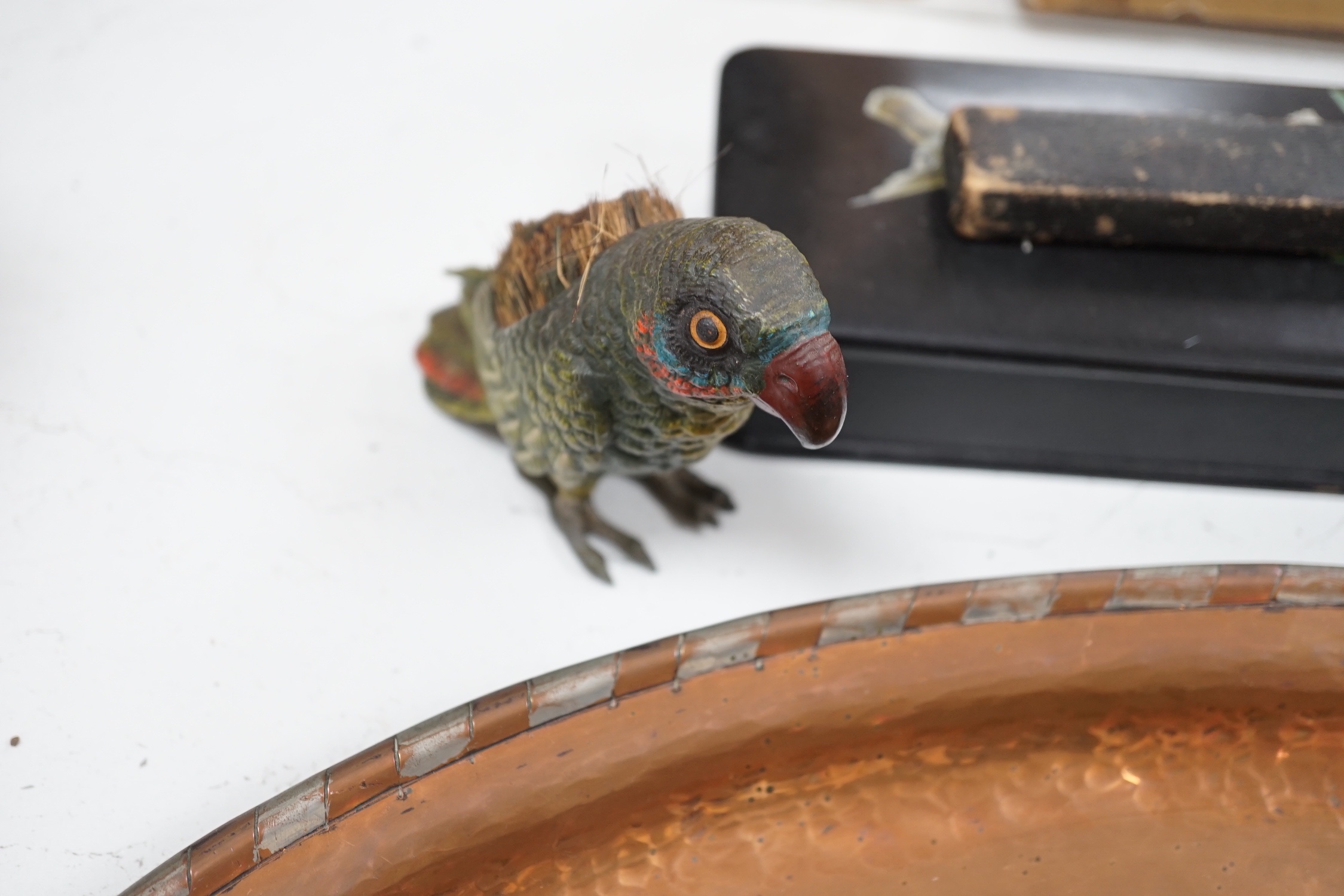 A large oval copper tray, cold-painted spelter parrot and four other items - Bild 5 aus 5