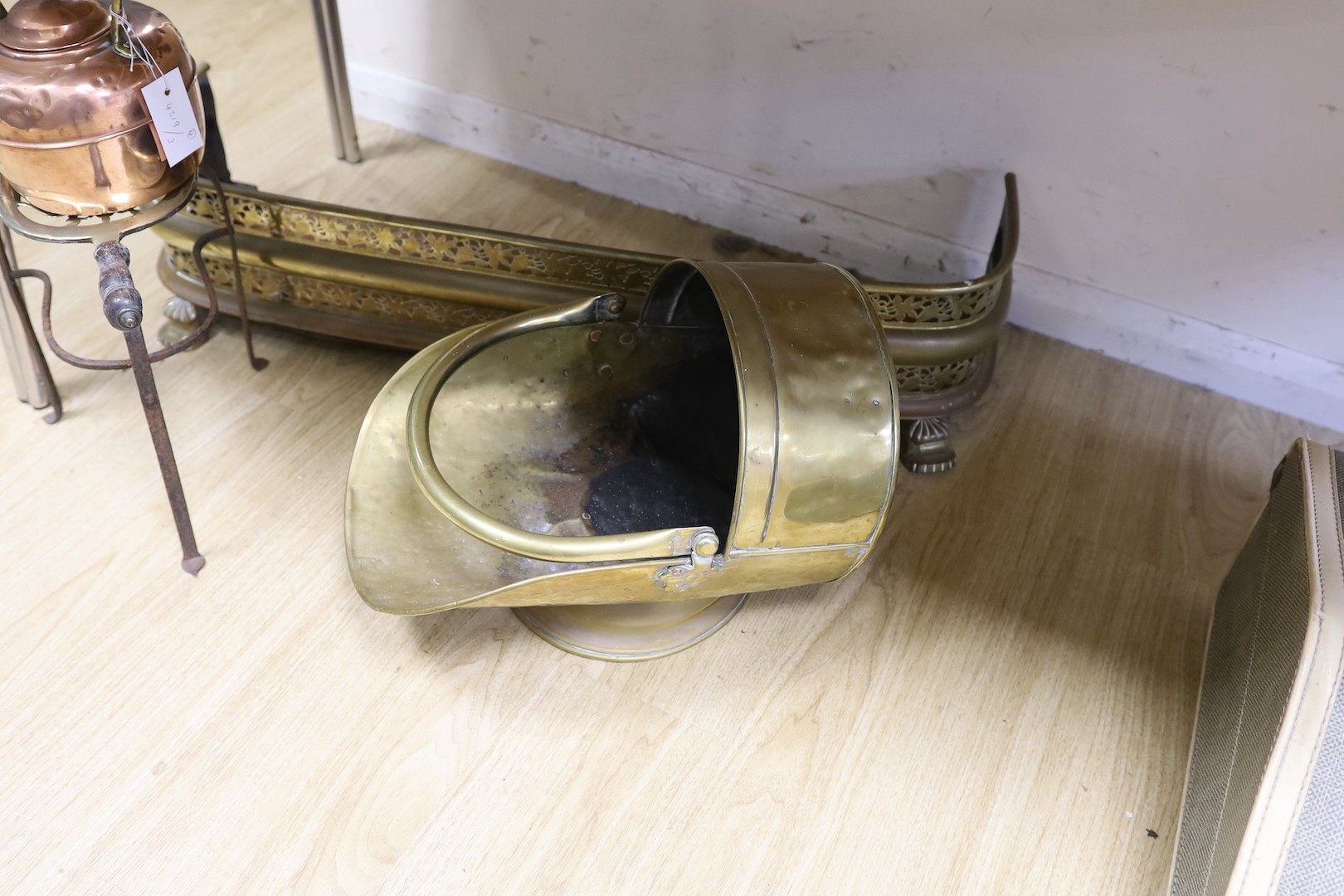 A copper kettle and trivet stand, a brass coal scuttle and a fender,Trivet 33 cms high. - Bild 3 aus 4
