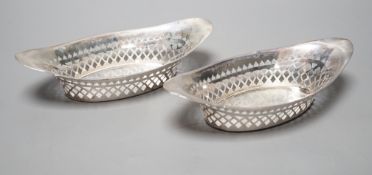A pair of Edwardian pierced silver oval dishes, Atkin Brothers. 1905, 19.9cm, 5.5oz.