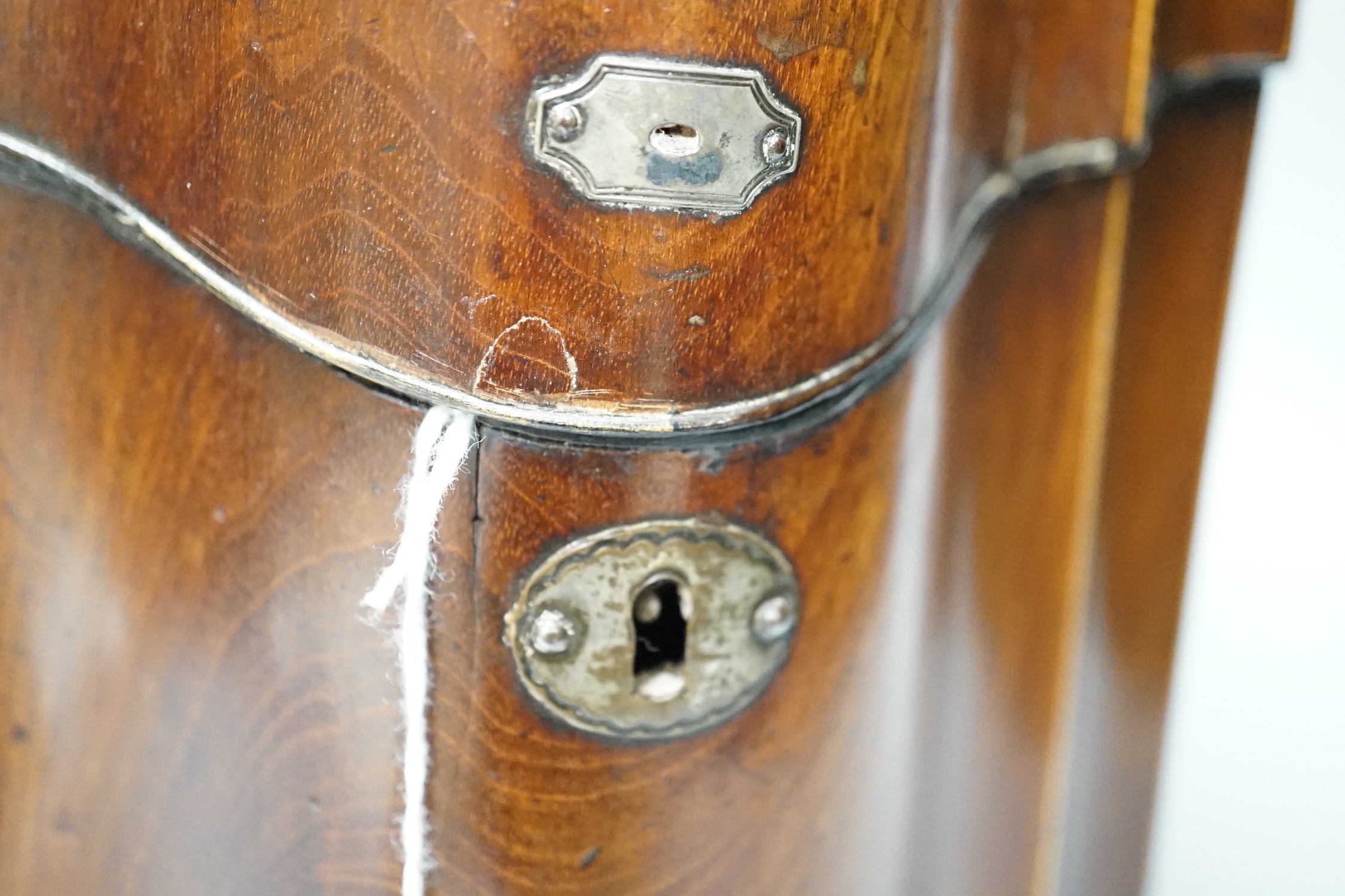 A George III mahogany knife box, with segmented interior, 30cm - Image 4 of 6