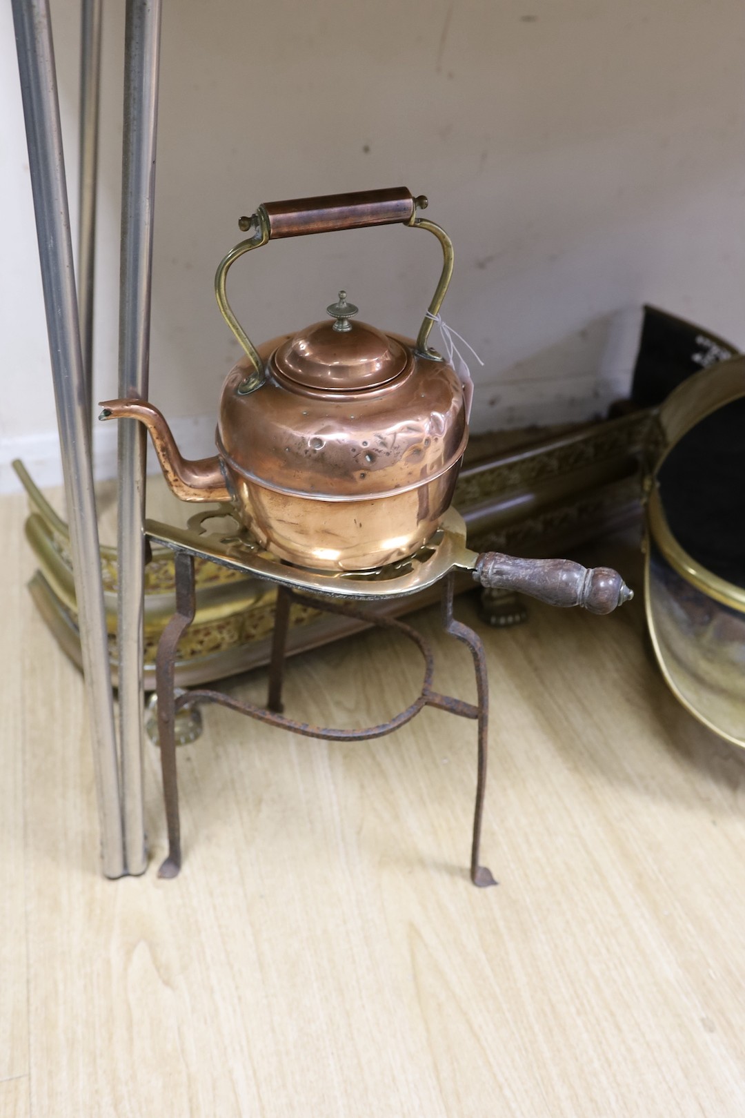 A copper kettle and trivet stand, a brass coal scuttle and a fender,Trivet 33 cms high. - Bild 2 aus 4