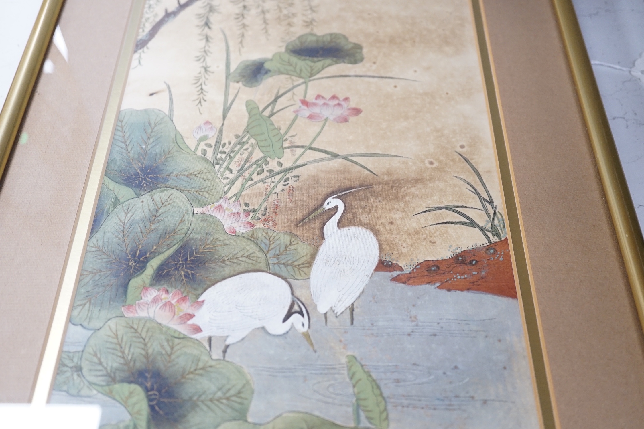 Two Japanese watercolours, a Kotozuka Eiichi woodblock print, a Japanese brocade panel and a book - Bild 4 aus 5