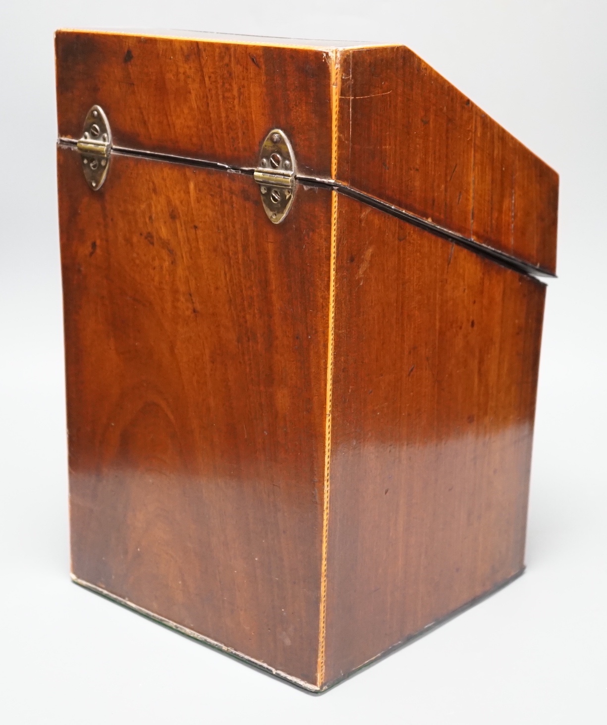 A George III mahogany knife box, with segmented interior, 30cm - Image 5 of 6