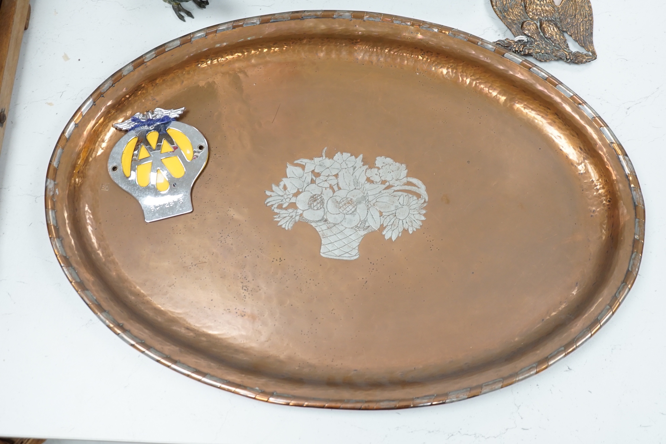 A large oval copper tray, cold-painted spelter parrot and four other items - Bild 2 aus 5