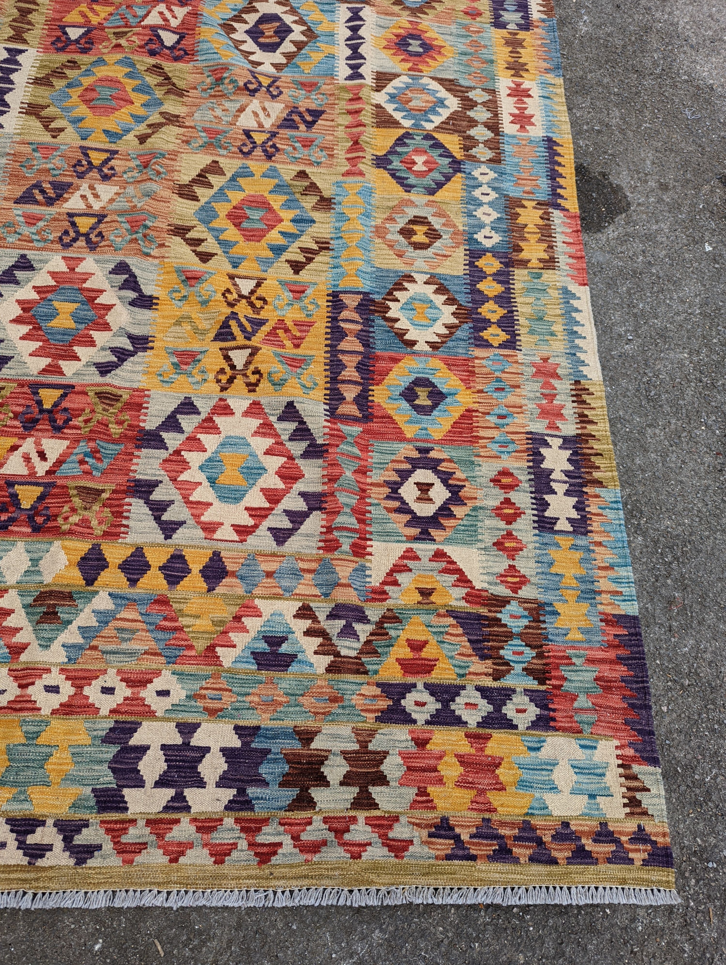 A contemporary Anatolian design Kilim flatweave carpet, approx. 300 x 200cm) - Image 3 of 5