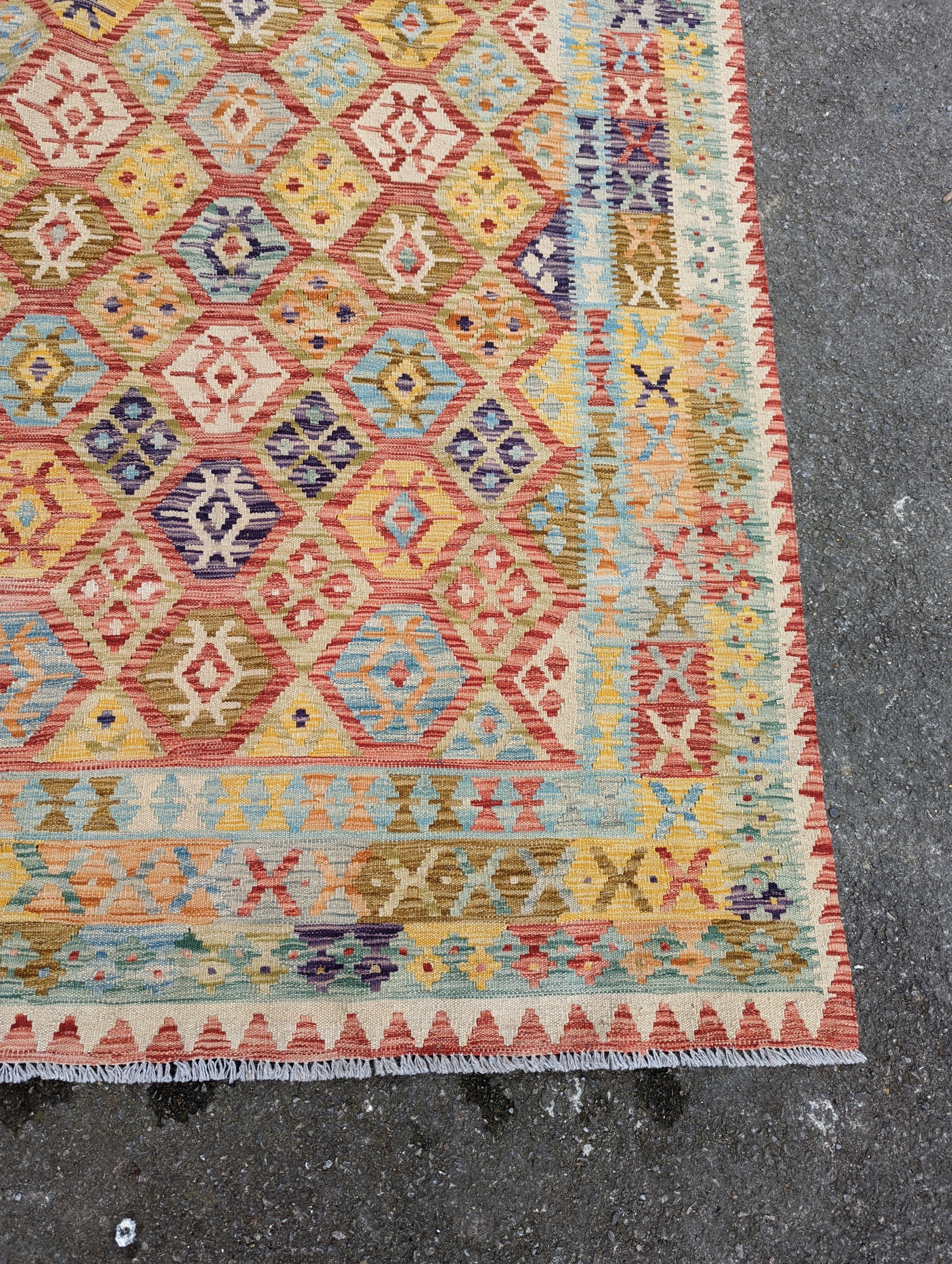 An Anatolian design Kilim carpet, approx. 200 x 160cm - Image 3 of 5