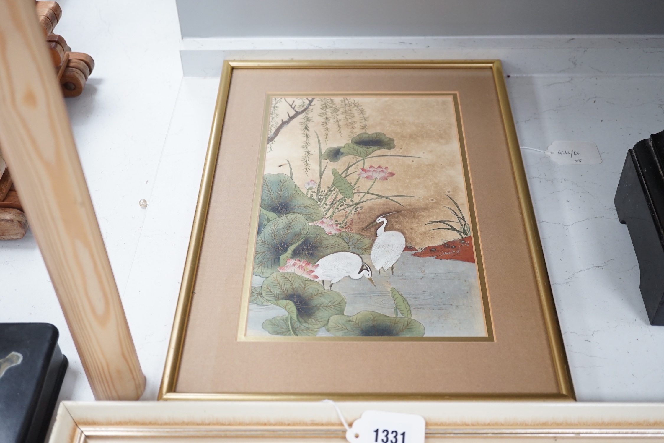 Two Japanese watercolours, a Kotozuka Eiichi woodblock print, a Japanese brocade panel and a book - Bild 2 aus 5