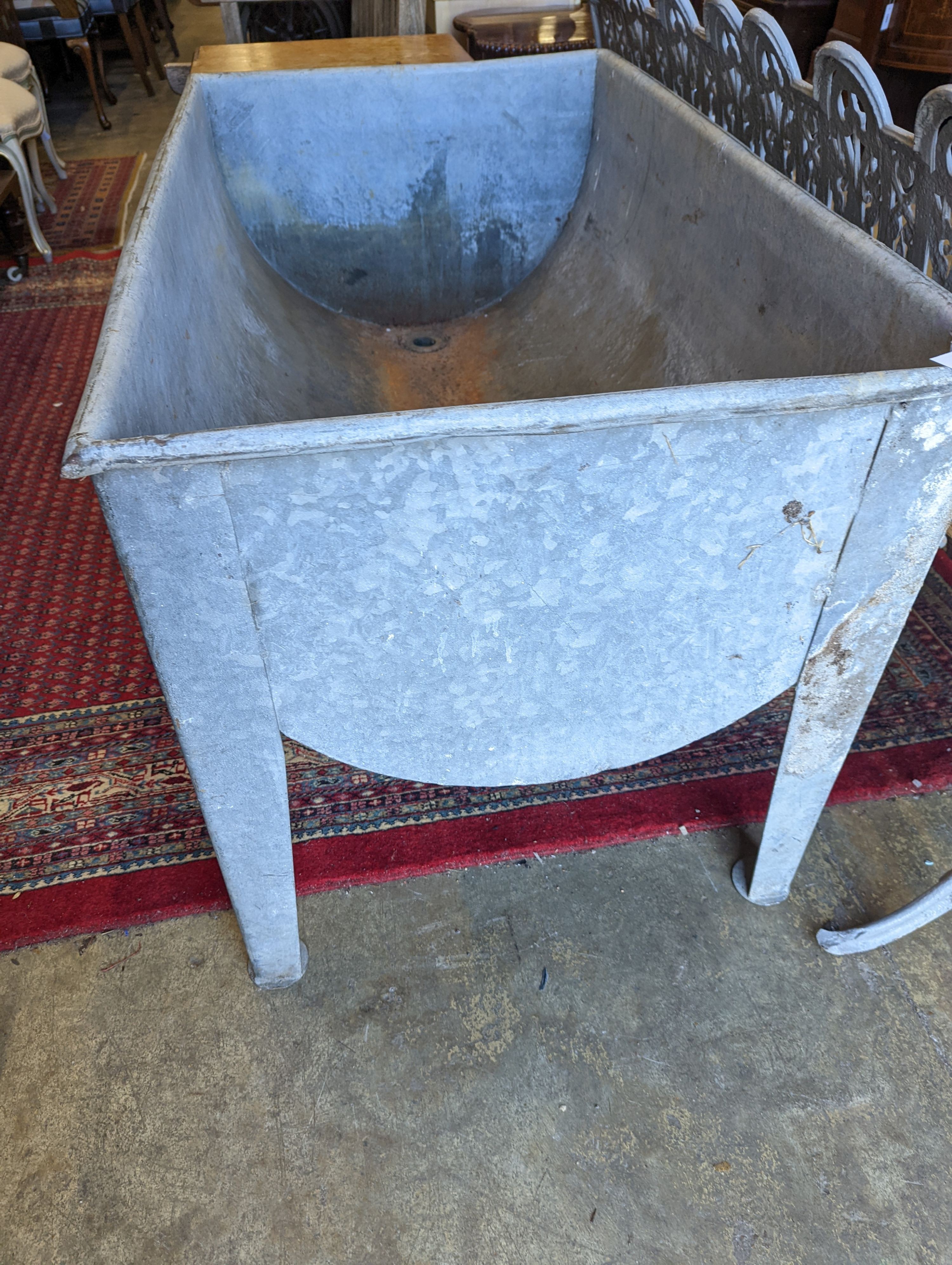 A large galvanised trough, width 126cm, depth 74cm, height 76cm - Bild 2 aus 3