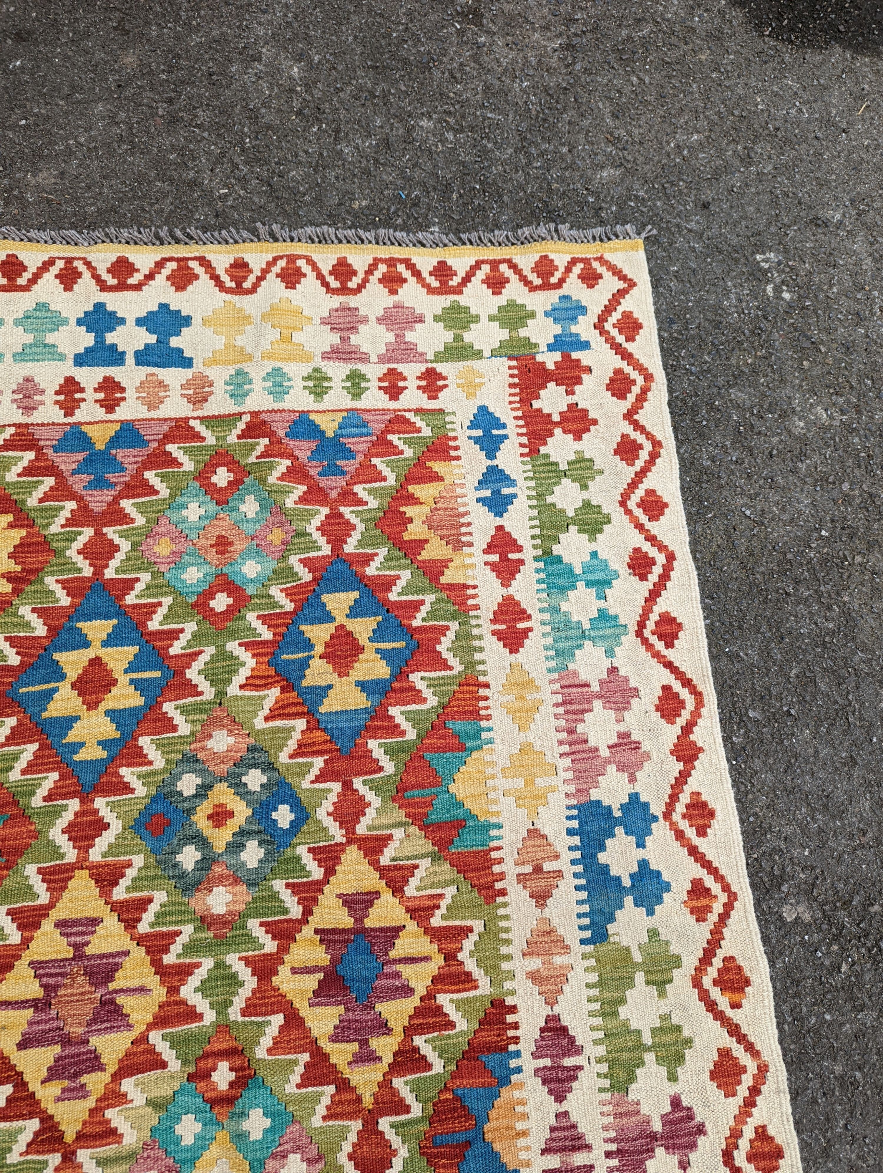An Anatolian design Kilim flatweave rug, 172 x 124cm - Image 4 of 5
