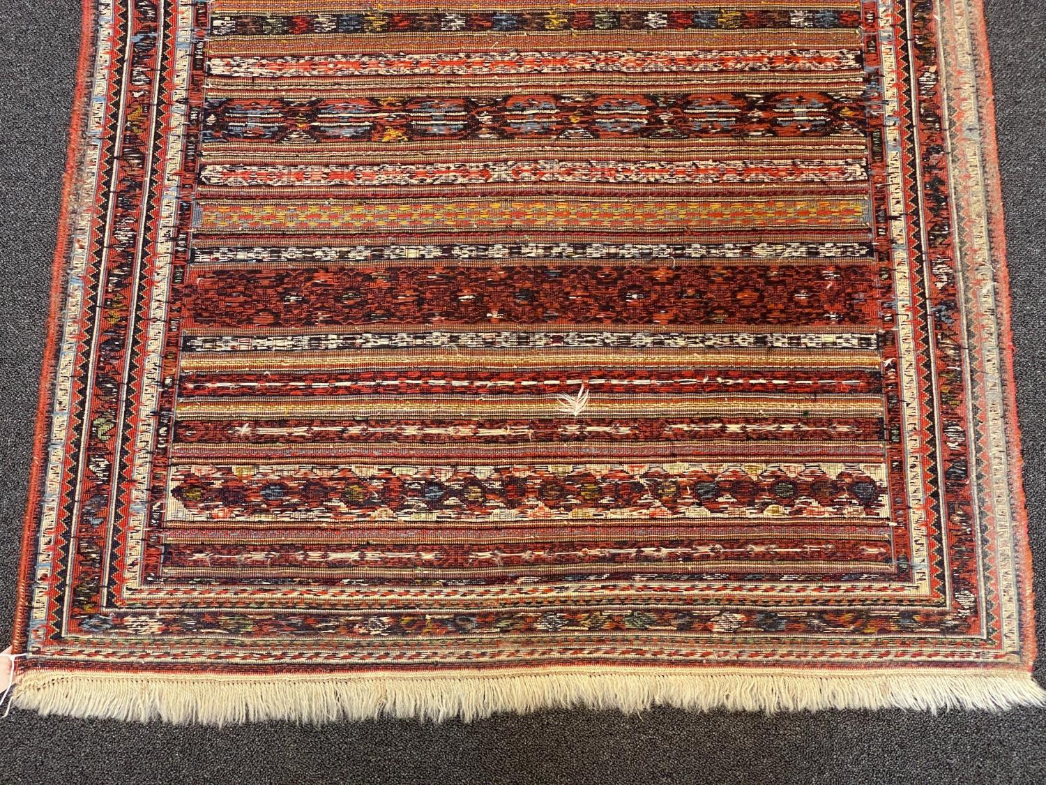 A fine Sumac flatweave polychrome rug 160 x 100 cms - Image 6 of 7