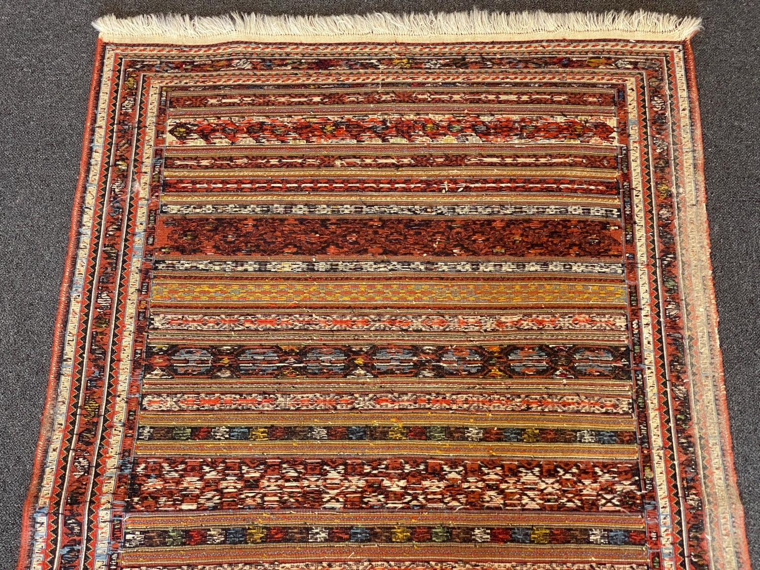 A fine Sumac flatweave polychrome rug 160 x 100 cms - Image 7 of 7