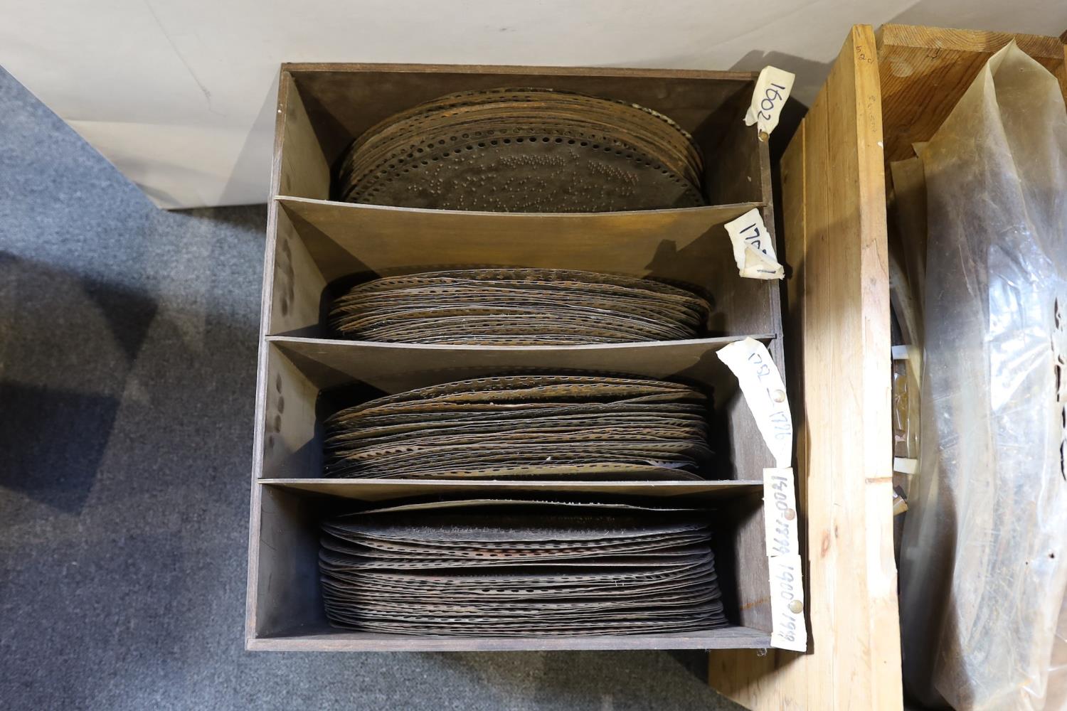 A collection of approximately 250 17-17.25 inch Polyphon discs - Image 4 of 5