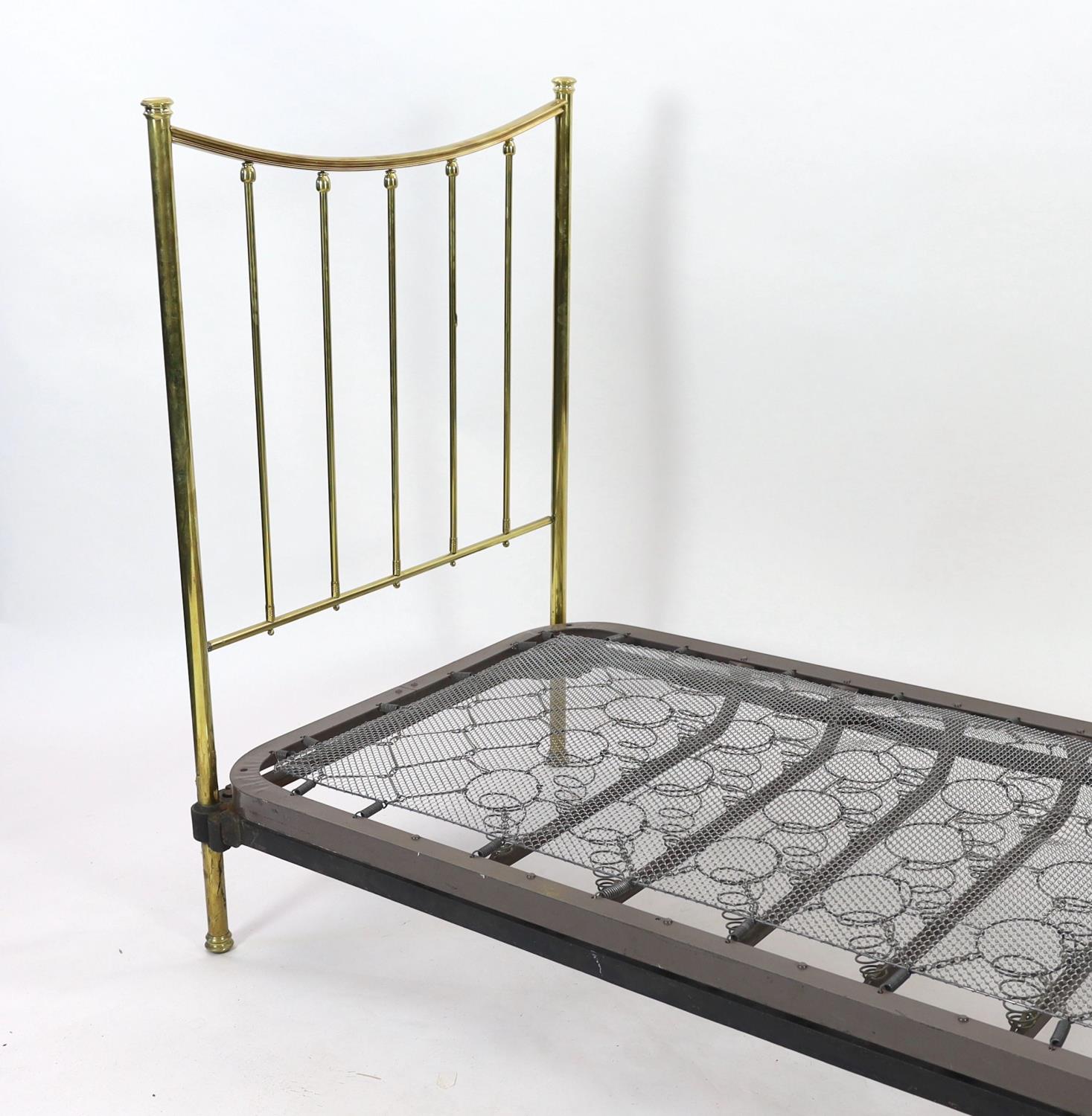 An Edwardian brass single bed frame, width 90cm - Image 3 of 4