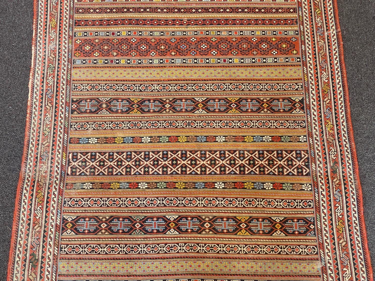 A fine Sumac flatweave polychrome rug 160 x 100 cms - Image 3 of 7