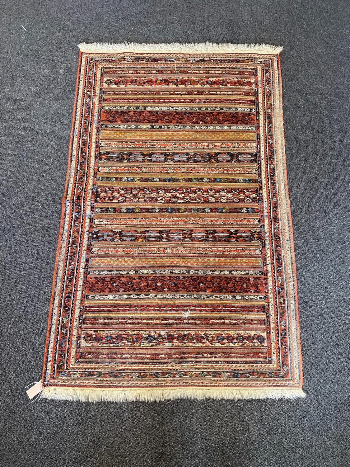 A fine Sumac flatweave polychrome rug 160 x 100 cms - Image 5 of 7