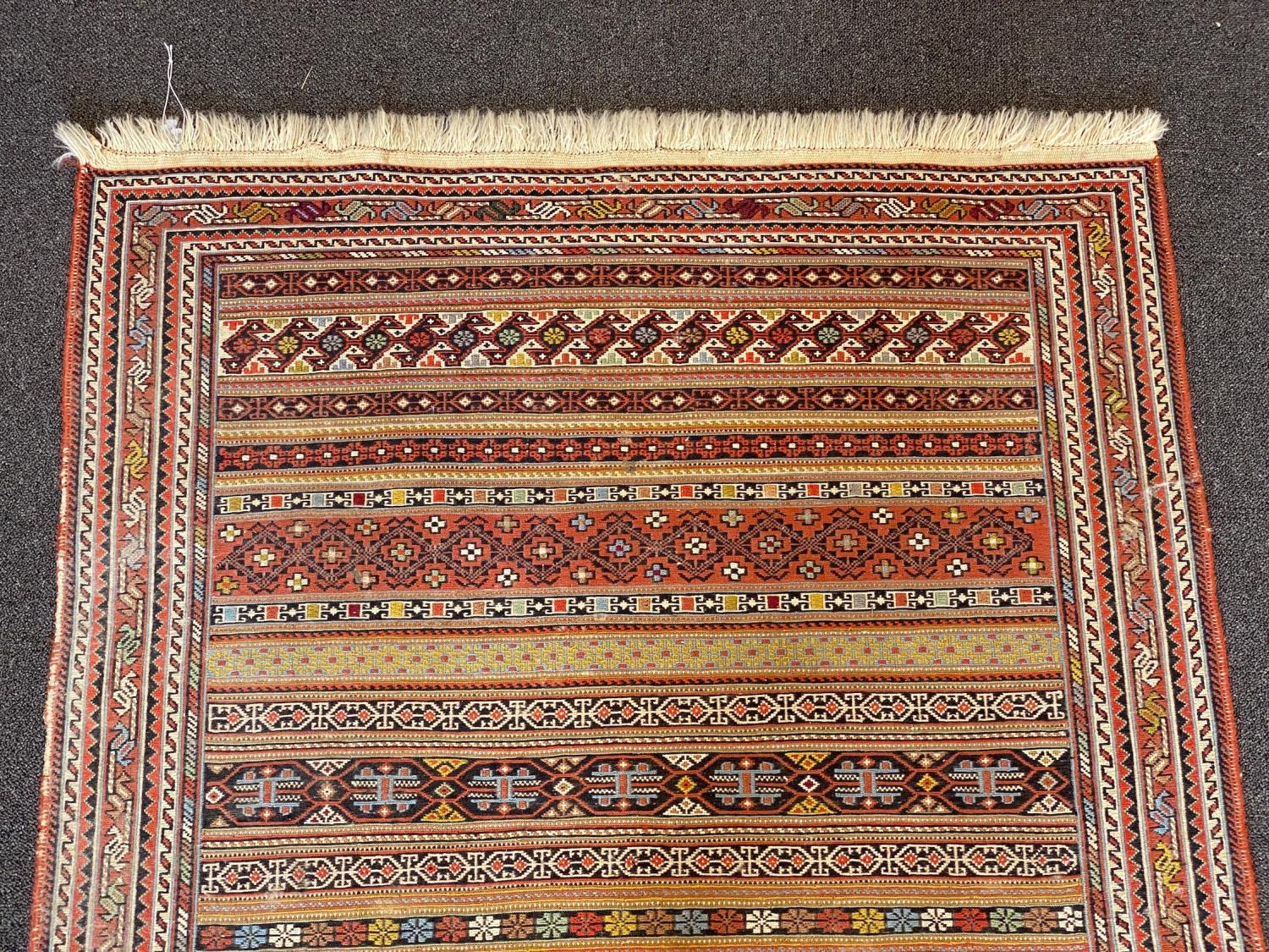 A fine Sumac flatweave polychrome rug 160 x 100 cms - Image 4 of 7