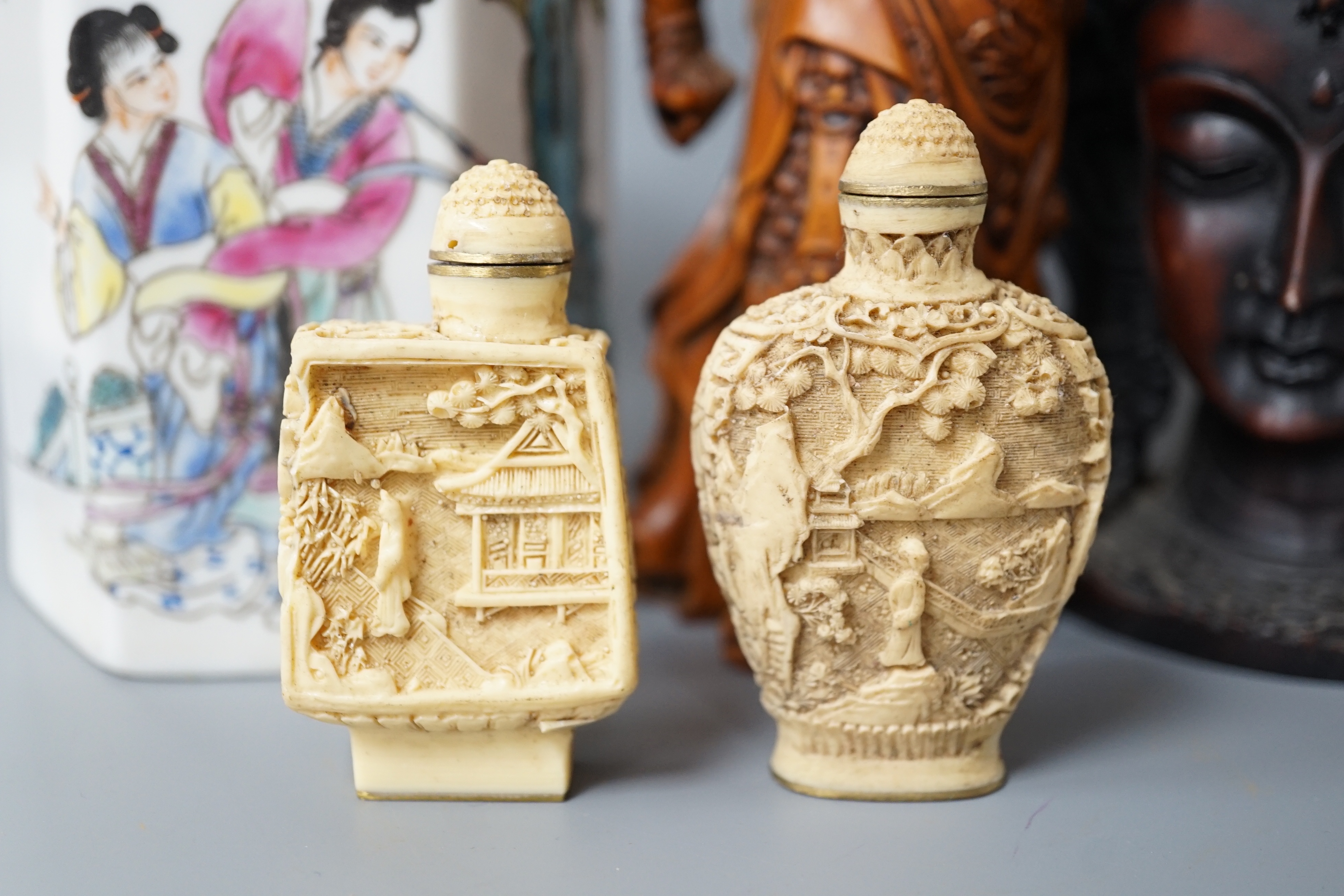 A Chinese famille rose brush pot together with other various oriental ceramics and figures (12) - Image 11 of 24