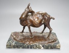 A bronze sculpture depicting a goat, on marbled base by Robert Greter, dated 1910 - 20cm high