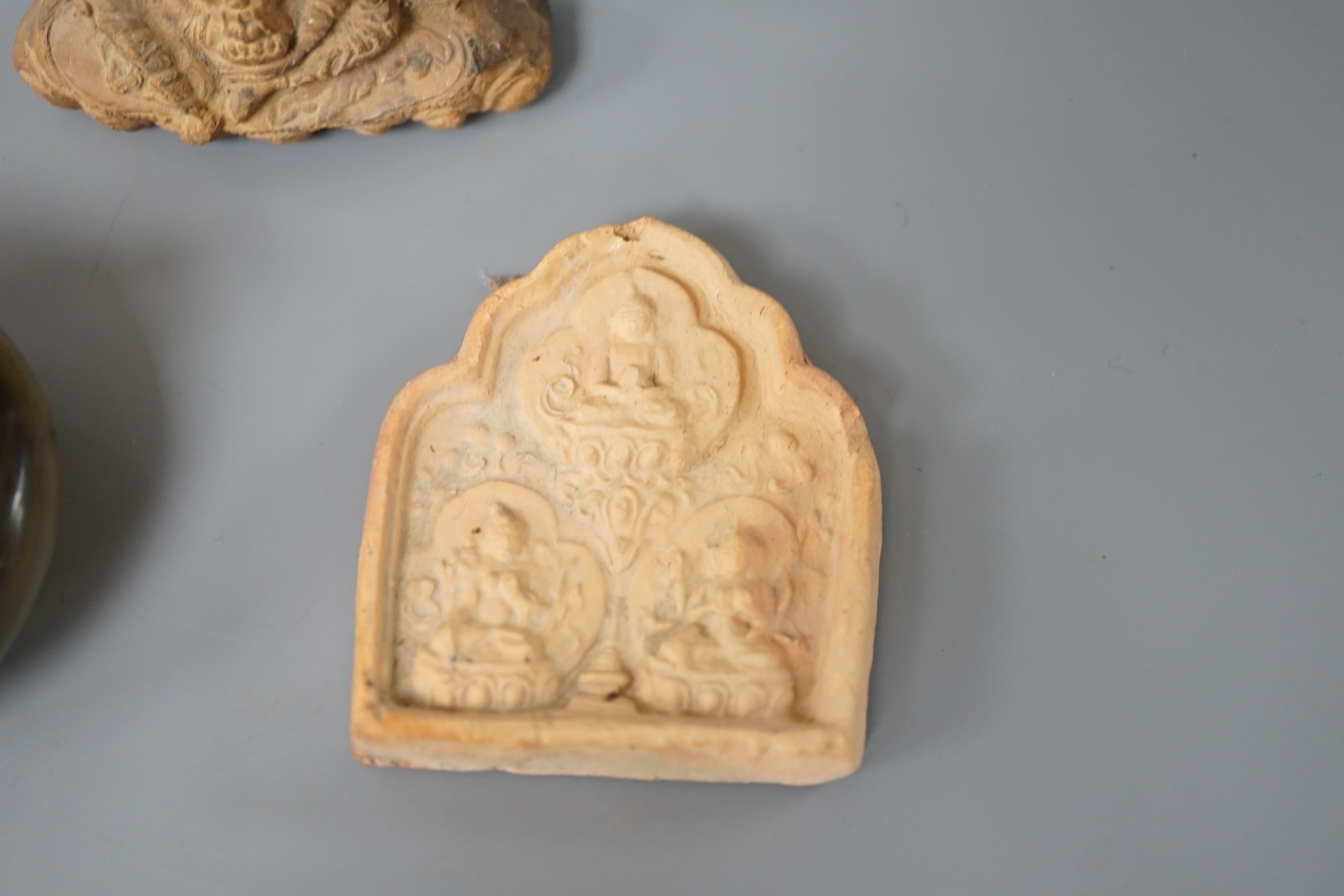 Chinese hardstone censer and two Tibetan terracotta ‘Buddha’ panels - Image 2 of 5