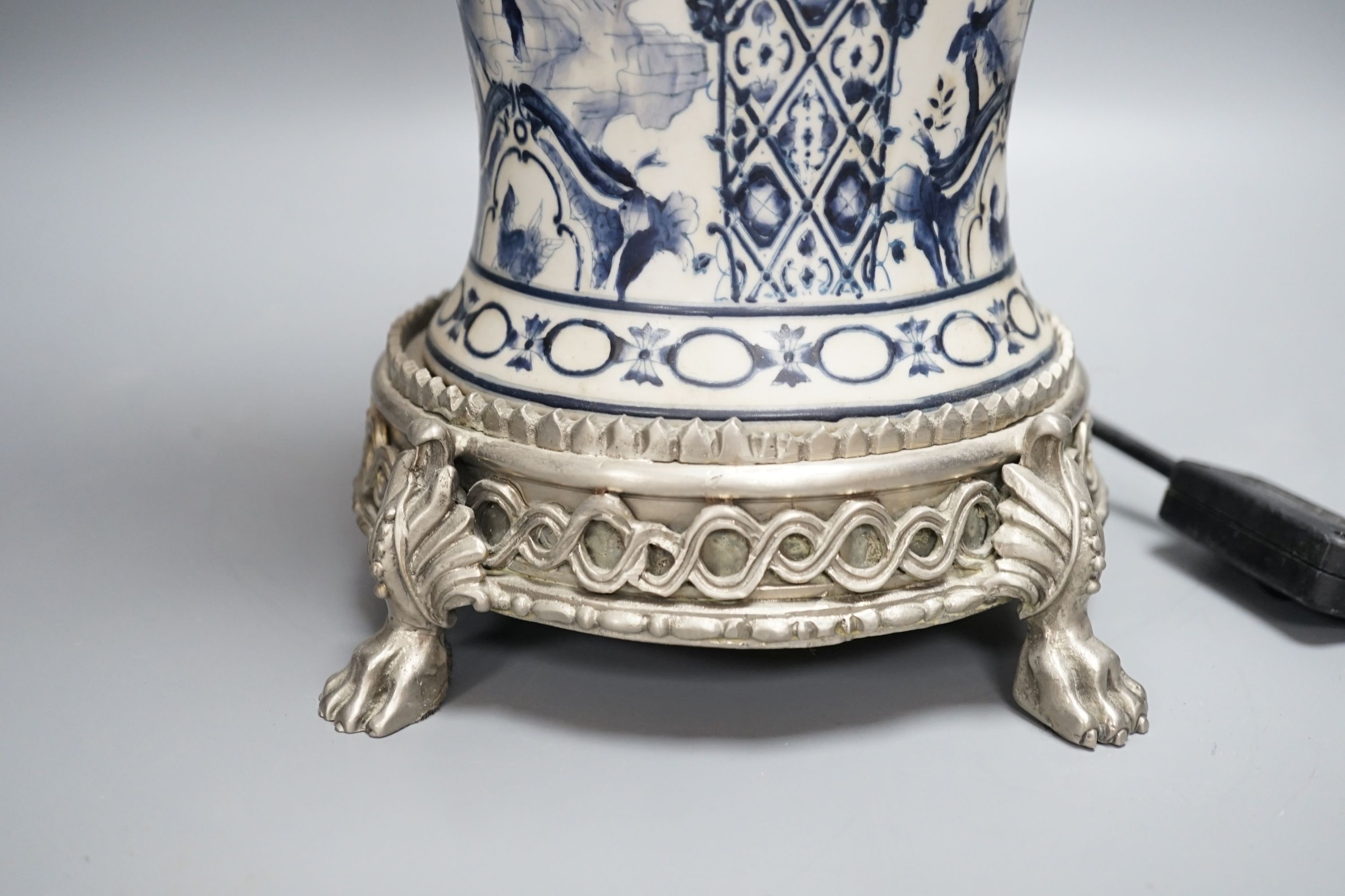 A blue and white chinoiserie and metal-mounted table lamp, 52cm - Image 6 of 9