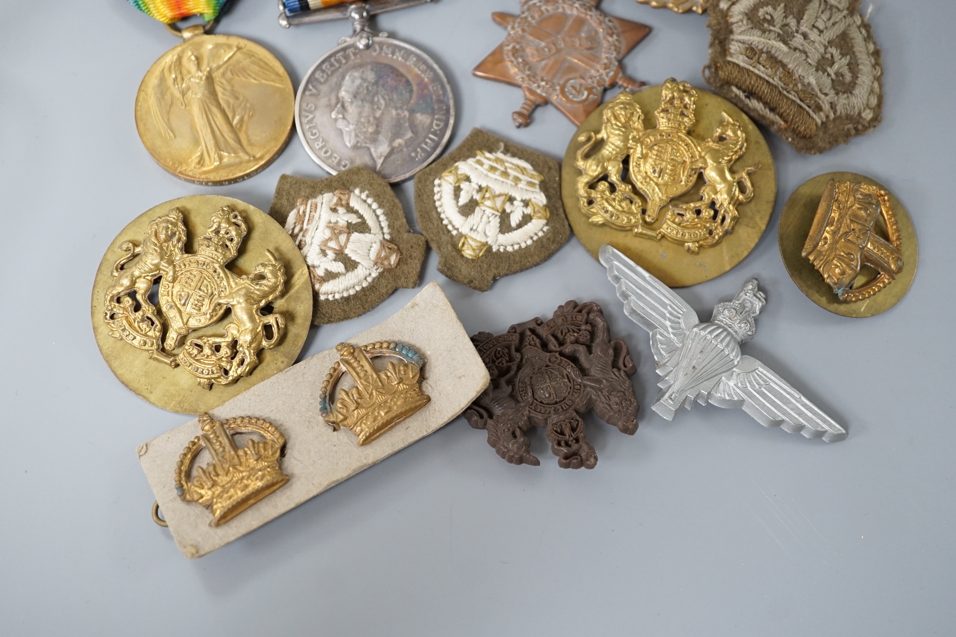 Two WWI medals, collection of cap badges and buttons, Queen Mary tobacco tin and a 66th Infantry - Image 4 of 6