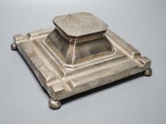 An Edwardian silver mounted wooden inkwell, with four pen recesses, on ball feet, John Grinsell &