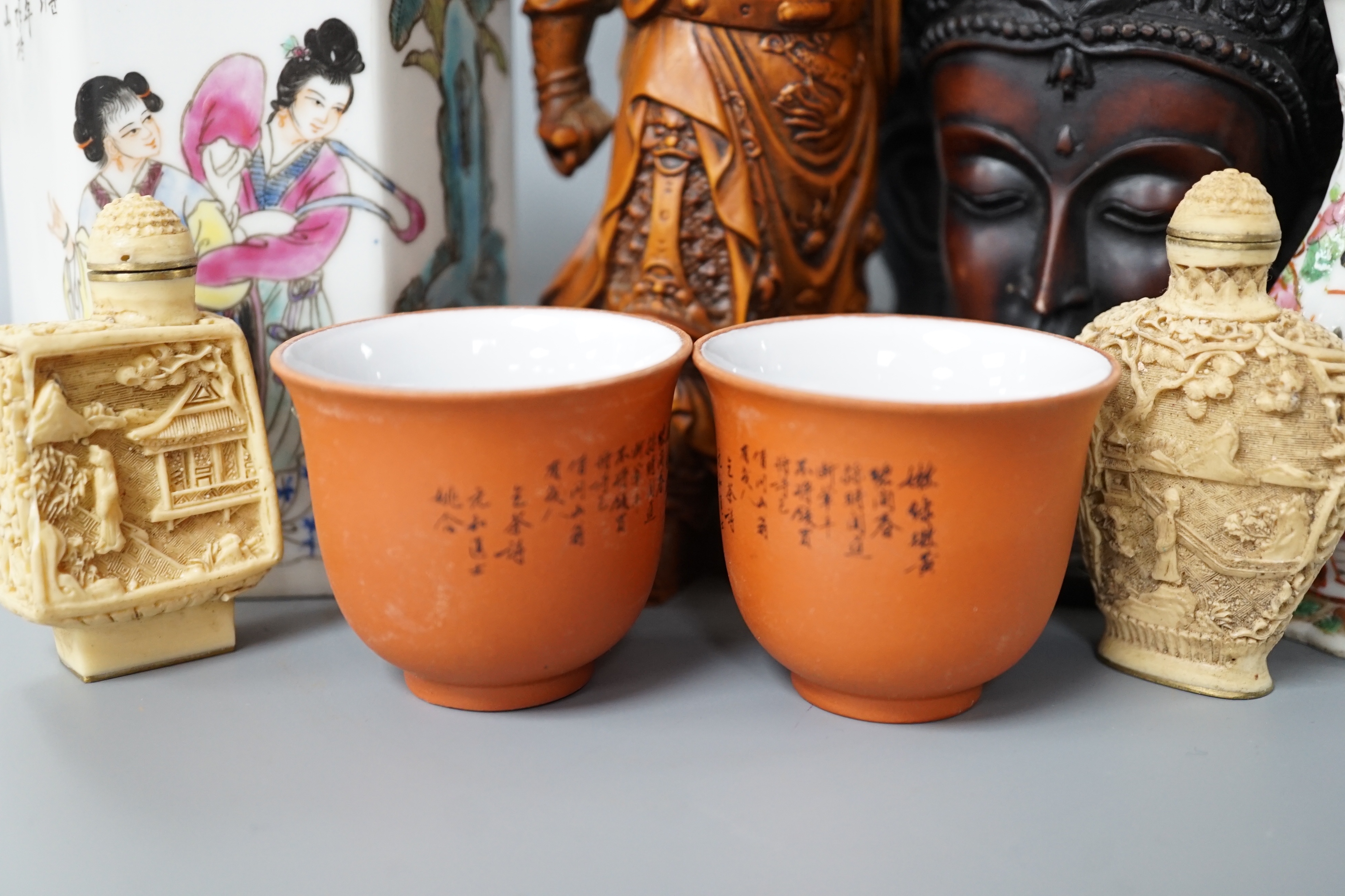 A Chinese famille rose brush pot together with other various oriental ceramics and figures (12) - Image 8 of 24