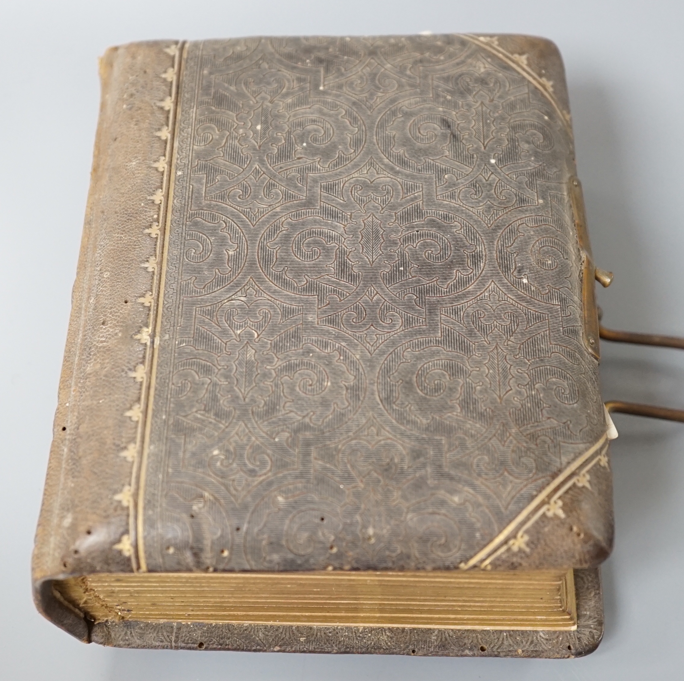 A Victorian portrait photograph album in clasp bound book containing cabinet cards - Image 4 of 4