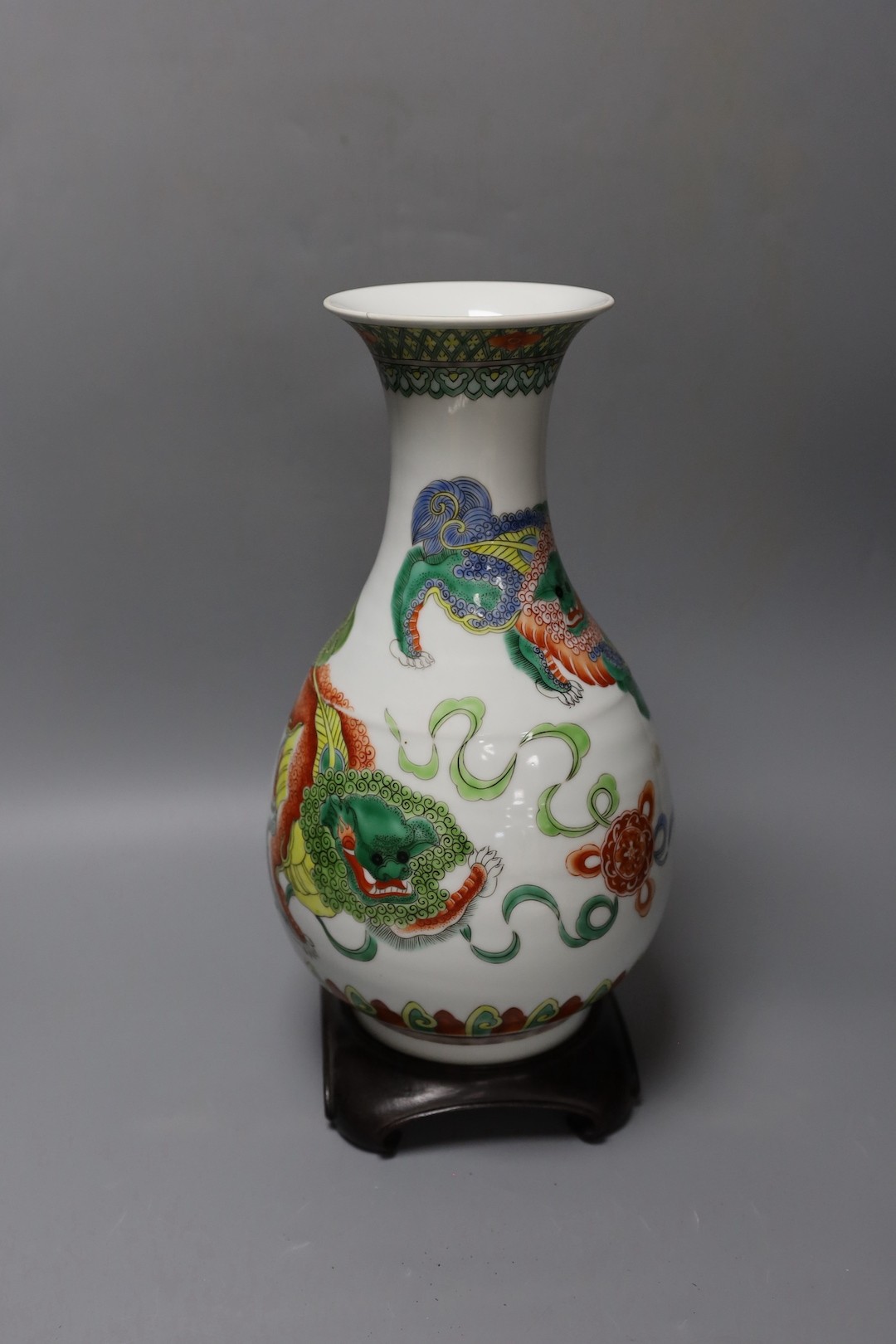A Chinese famille verte pear-shaped ‘Buddhist lion’ vase, on stand, 32 cms high not including stand - Image 2 of 19