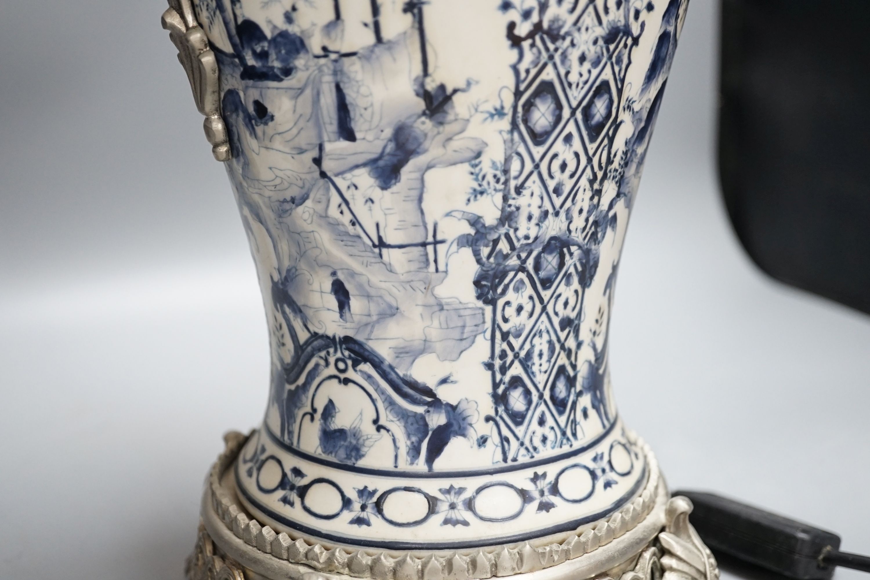 A blue and white chinoiserie and metal-mounted table lamp, 52cm - Image 7 of 9