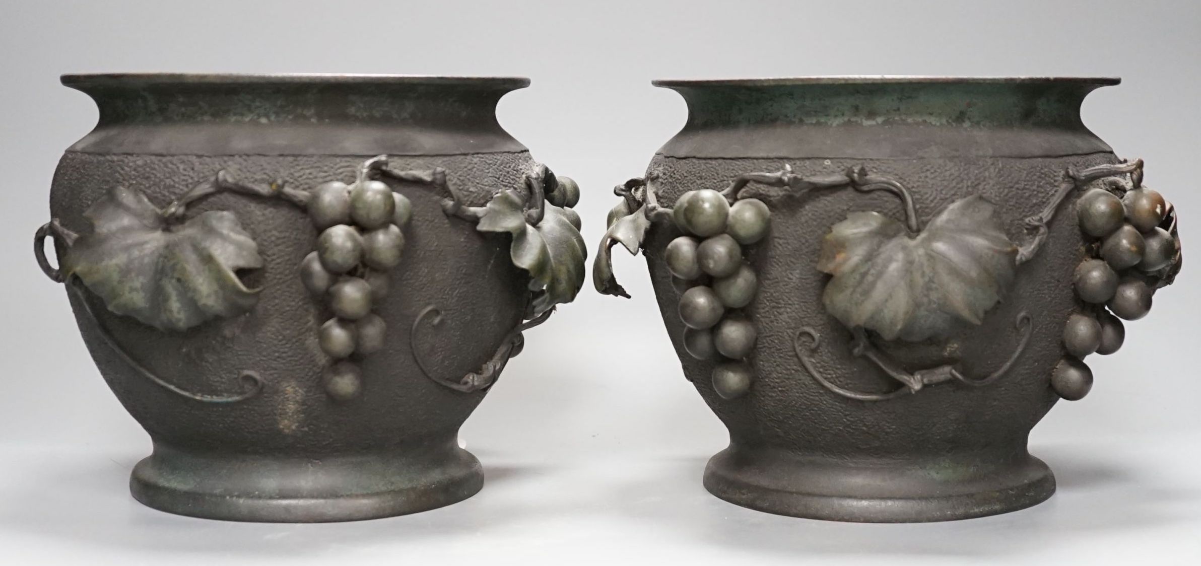 A pair of Japanese bronze jardinieres, Meiji period, 17cm - Image 5 of 9