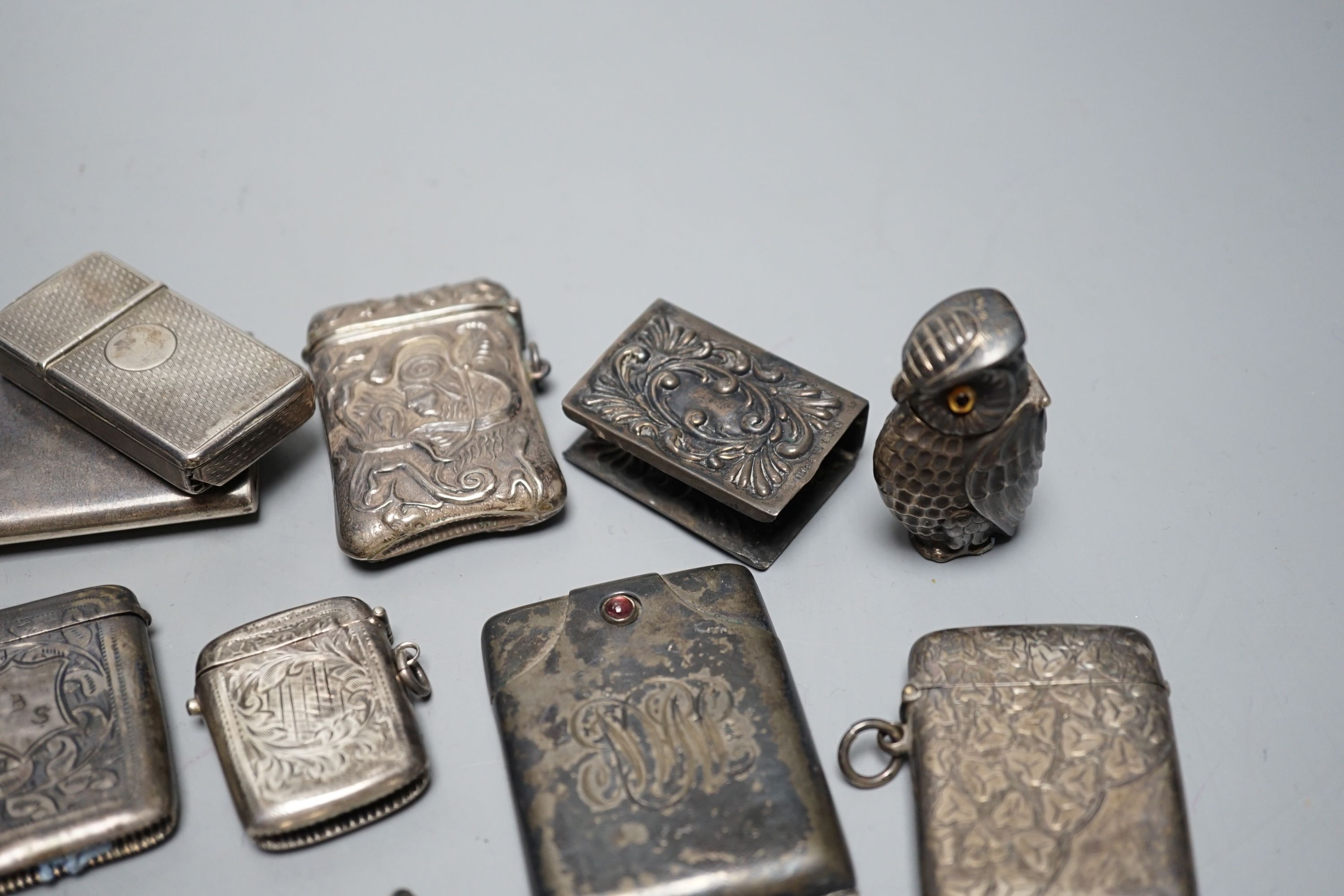 A collection of twenty six assorted mainly early 20th century silver or white metal vesta cases, - Image 8 of 8