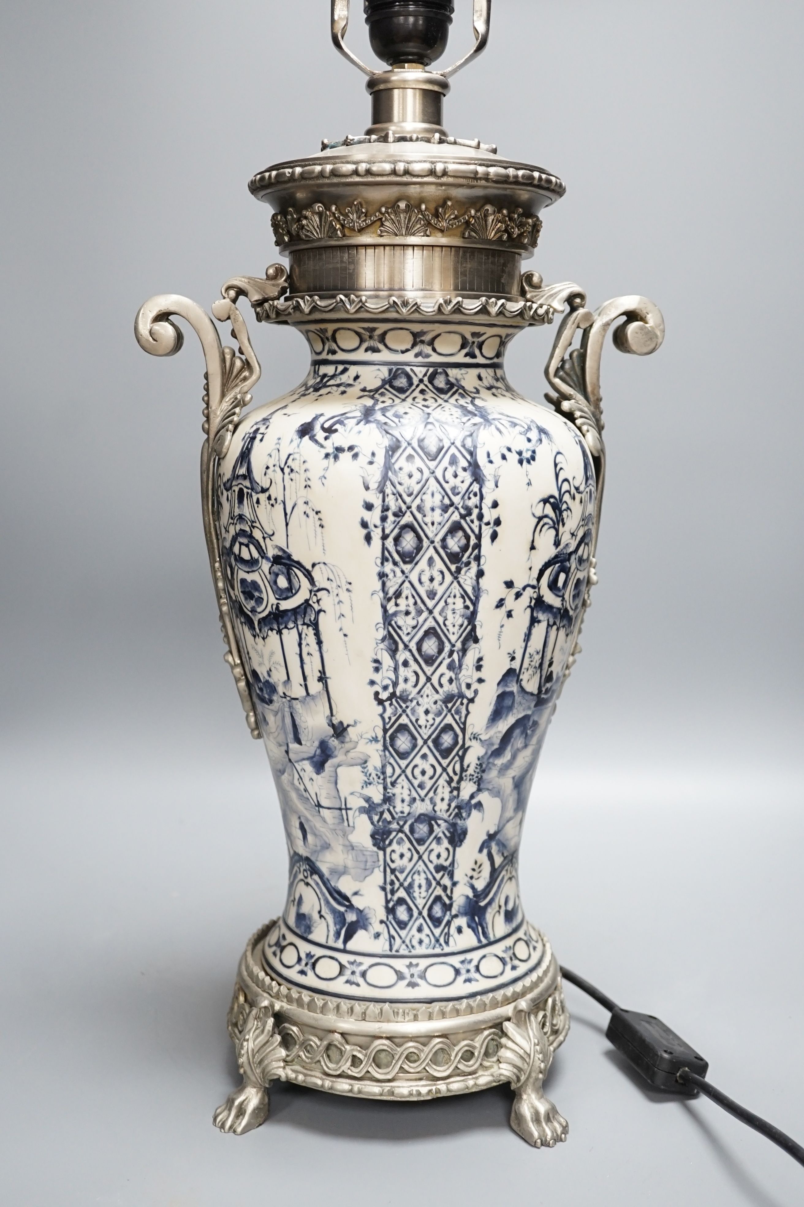 A blue and white chinoiserie and metal-mounted table lamp, 52cm - Image 5 of 9