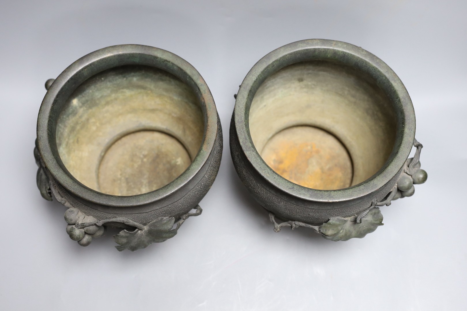 A pair of Japanese bronze jardinieres, Meiji period, 17cm - Image 3 of 9