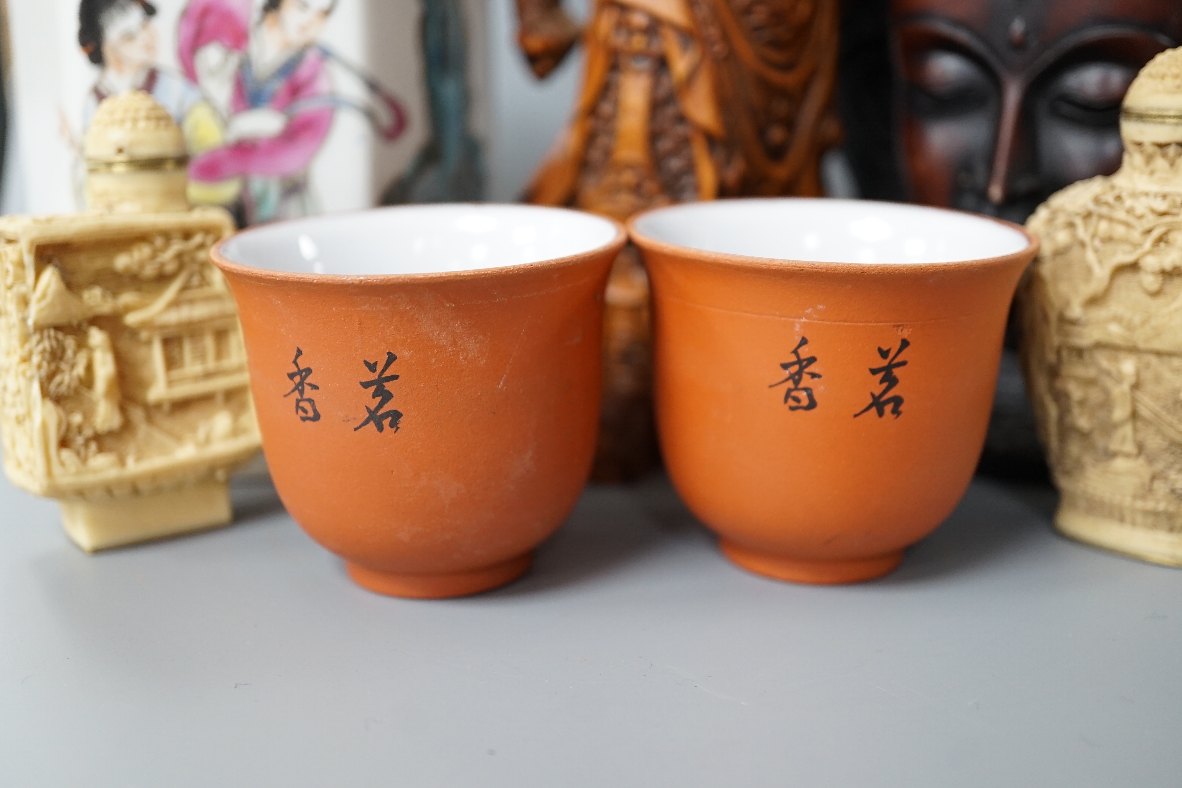 A Chinese famille rose brush pot together with other various oriental ceramics and figures (12) - Image 9 of 24