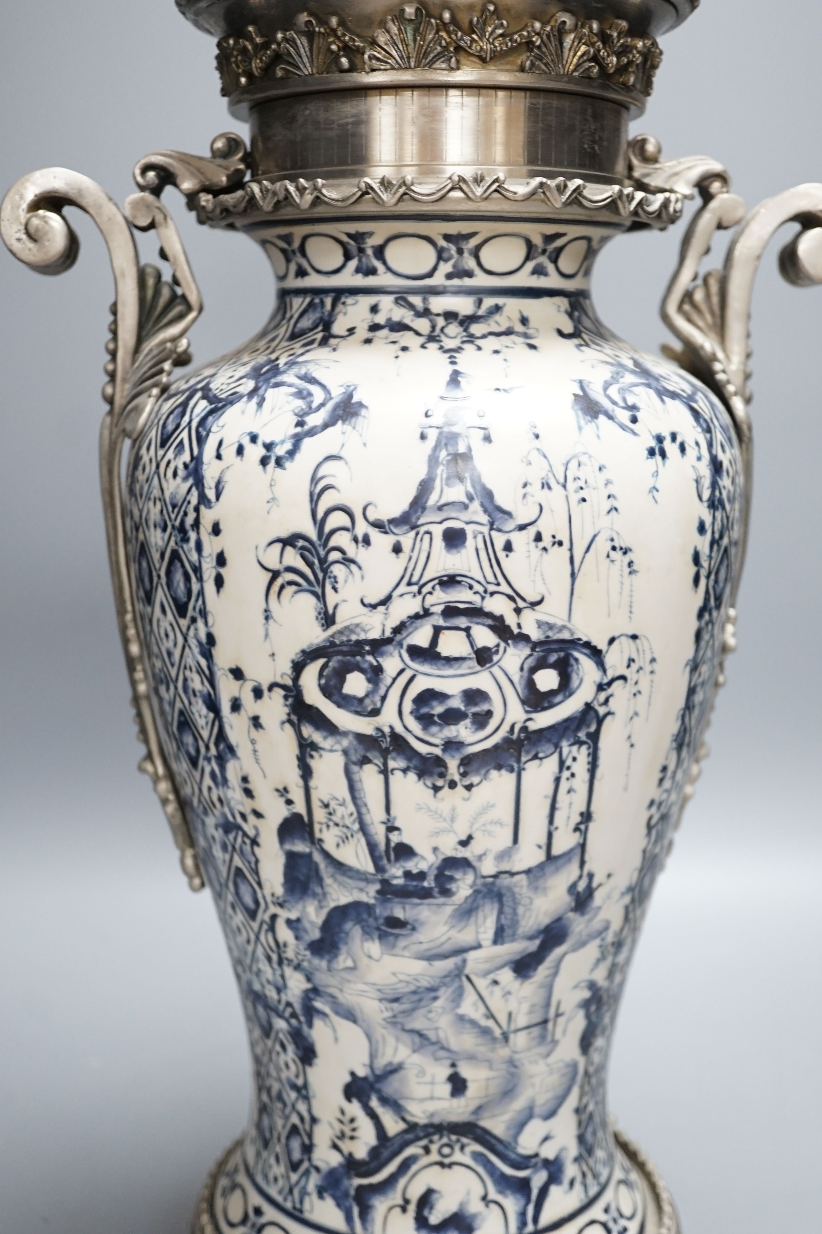 A blue and white chinoiserie and metal-mounted table lamp, 52cm - Image 3 of 9