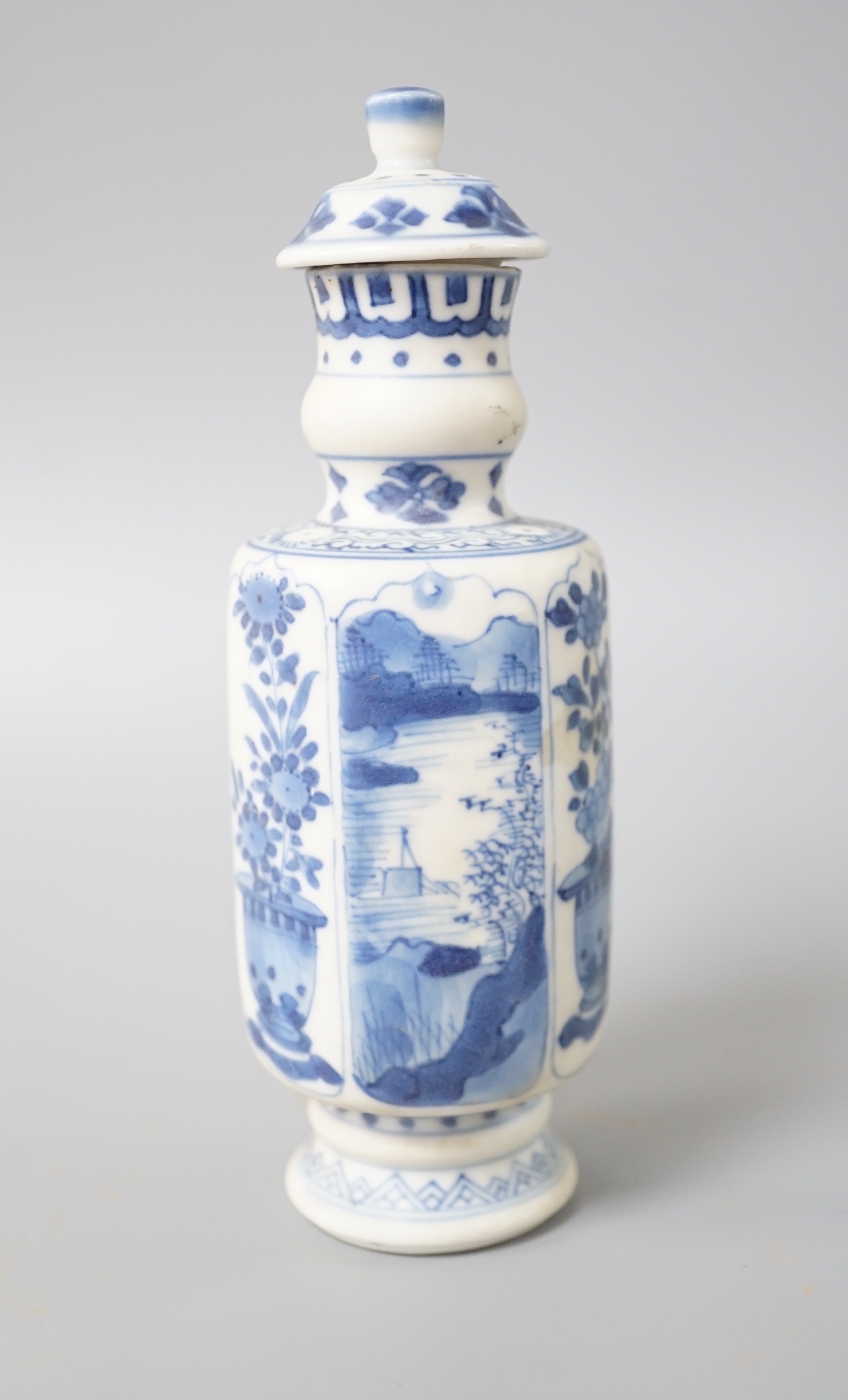 A small lidded Chinese blue and white Vung Tau cargo vase, Qing dynasty 15cm