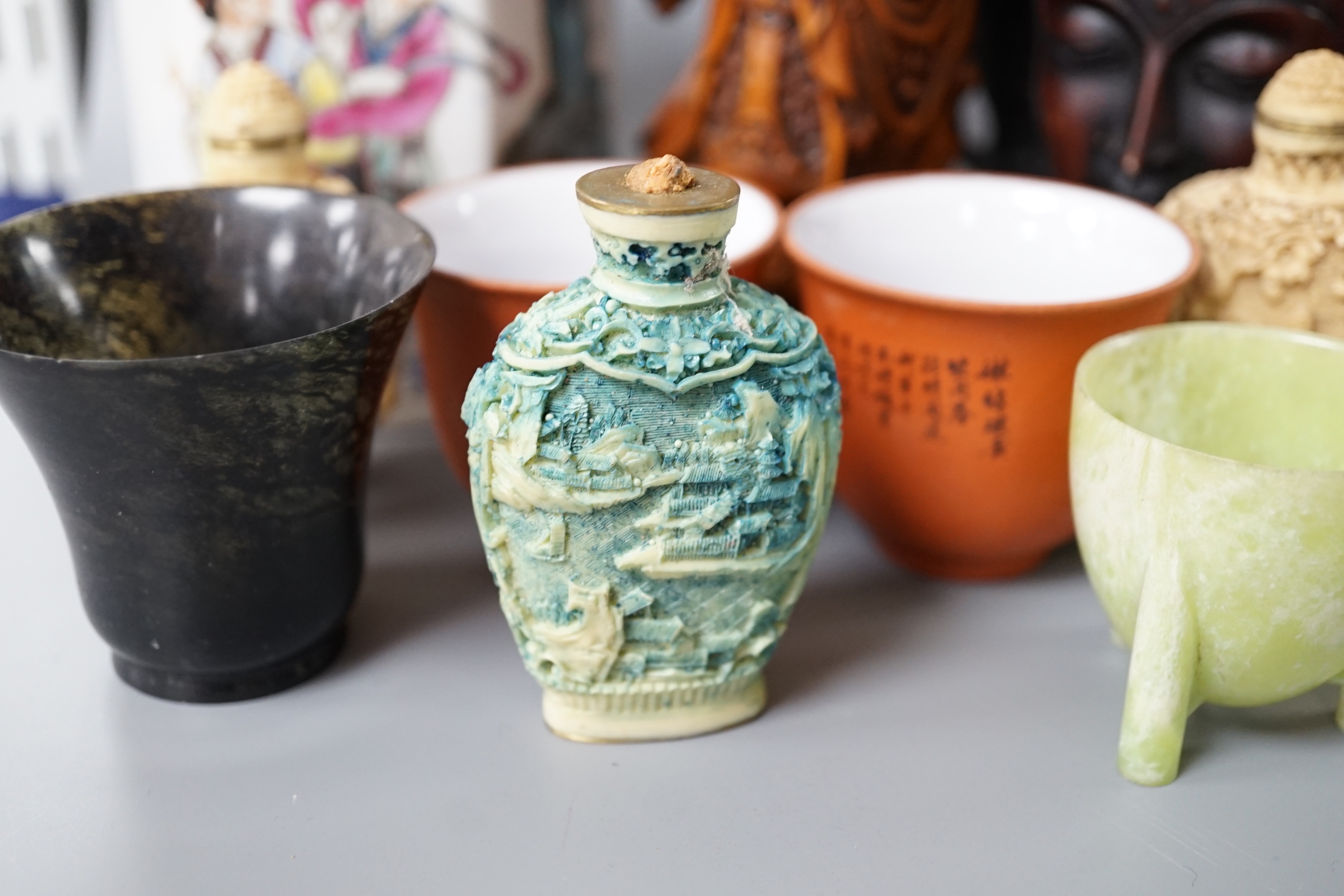 A Chinese famille rose brush pot together with other various oriental ceramics and figures (12) - Image 5 of 24