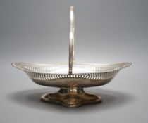 A George V silver pedestal bread basket, James Deakin & Sons, Sheffield, 1929, 29.5cm, 16.5oz.